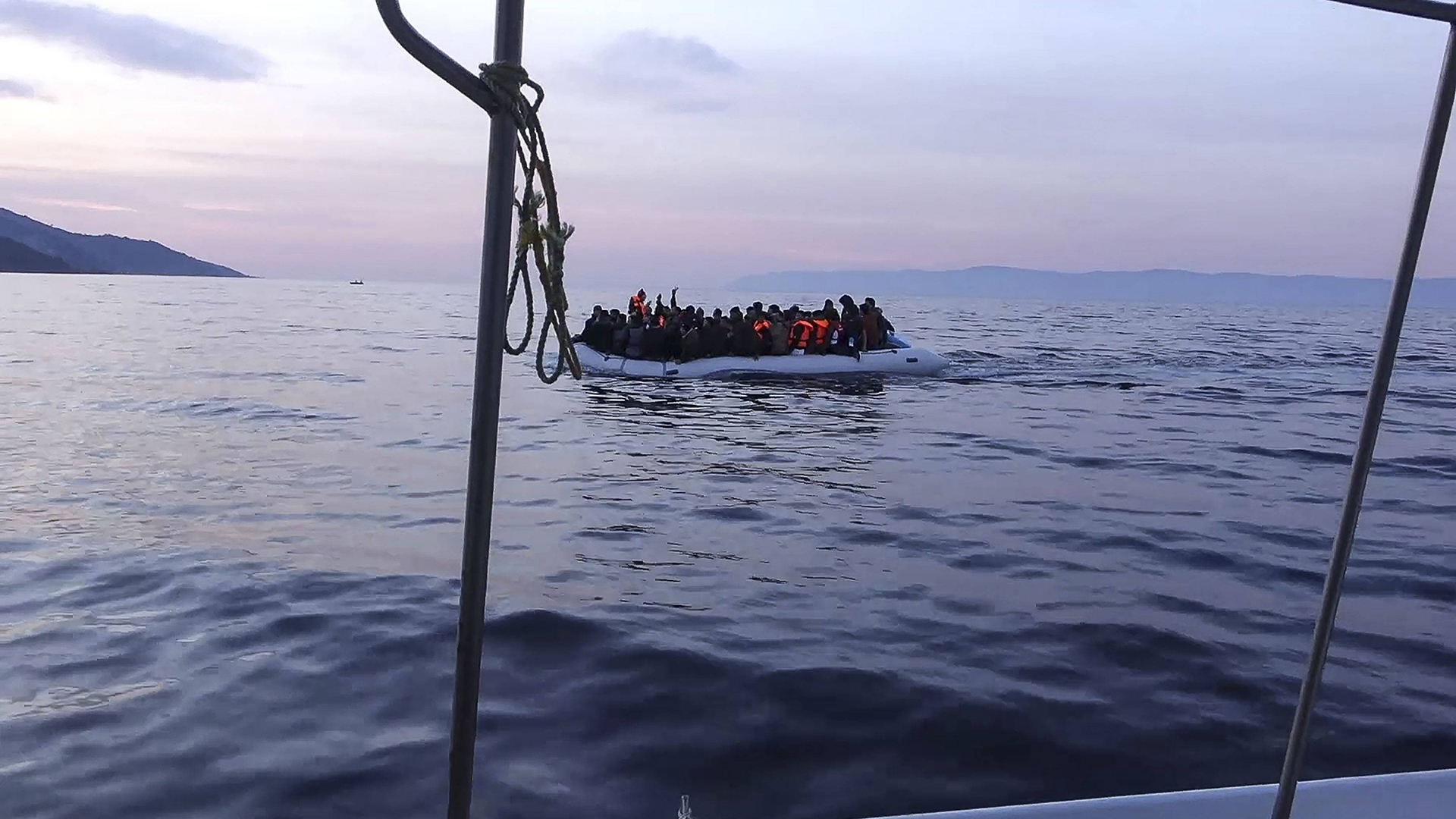 Flüchtlinge sitzen in einem Boot vor der Küste von Lesbos | imago/ZUMA Press