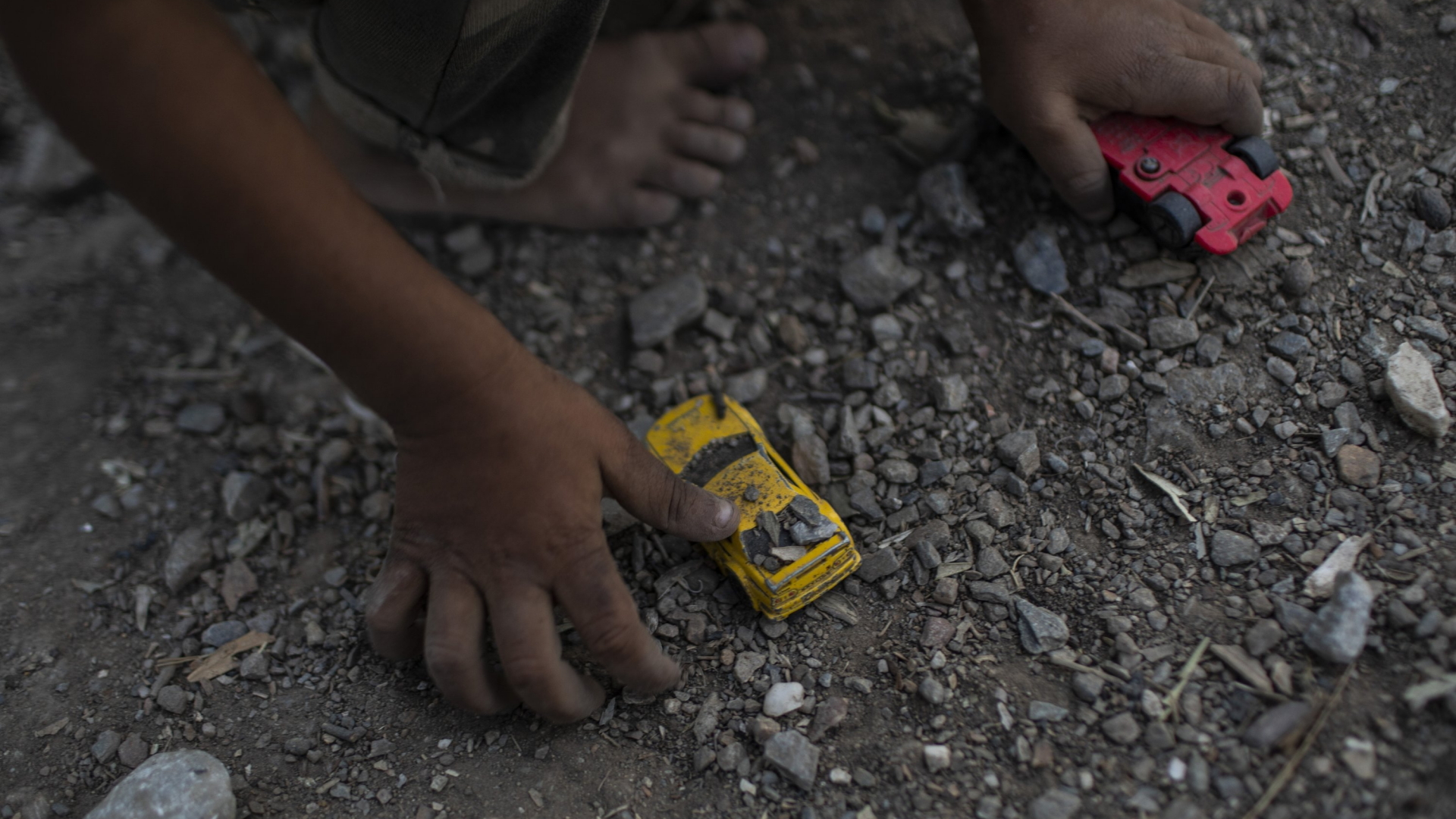 Die Hand eines Flüchtlingskindes, das in einem Aufnahmelager auf der griechischen Insel Lesbos mit einem Spielzeugauto spielt. 