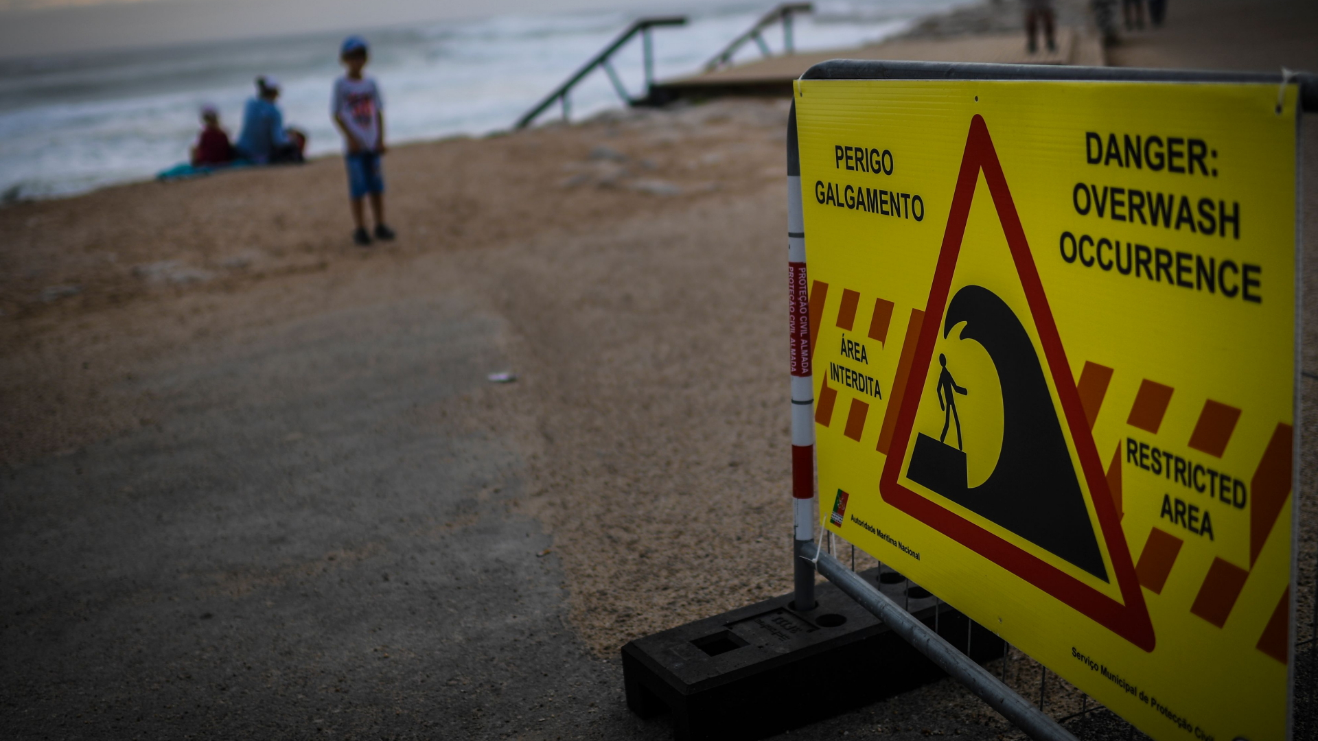 Ein Warnschild warnt an der portugiesischen Küste vor Flutwellen | Bildquelle: AFP