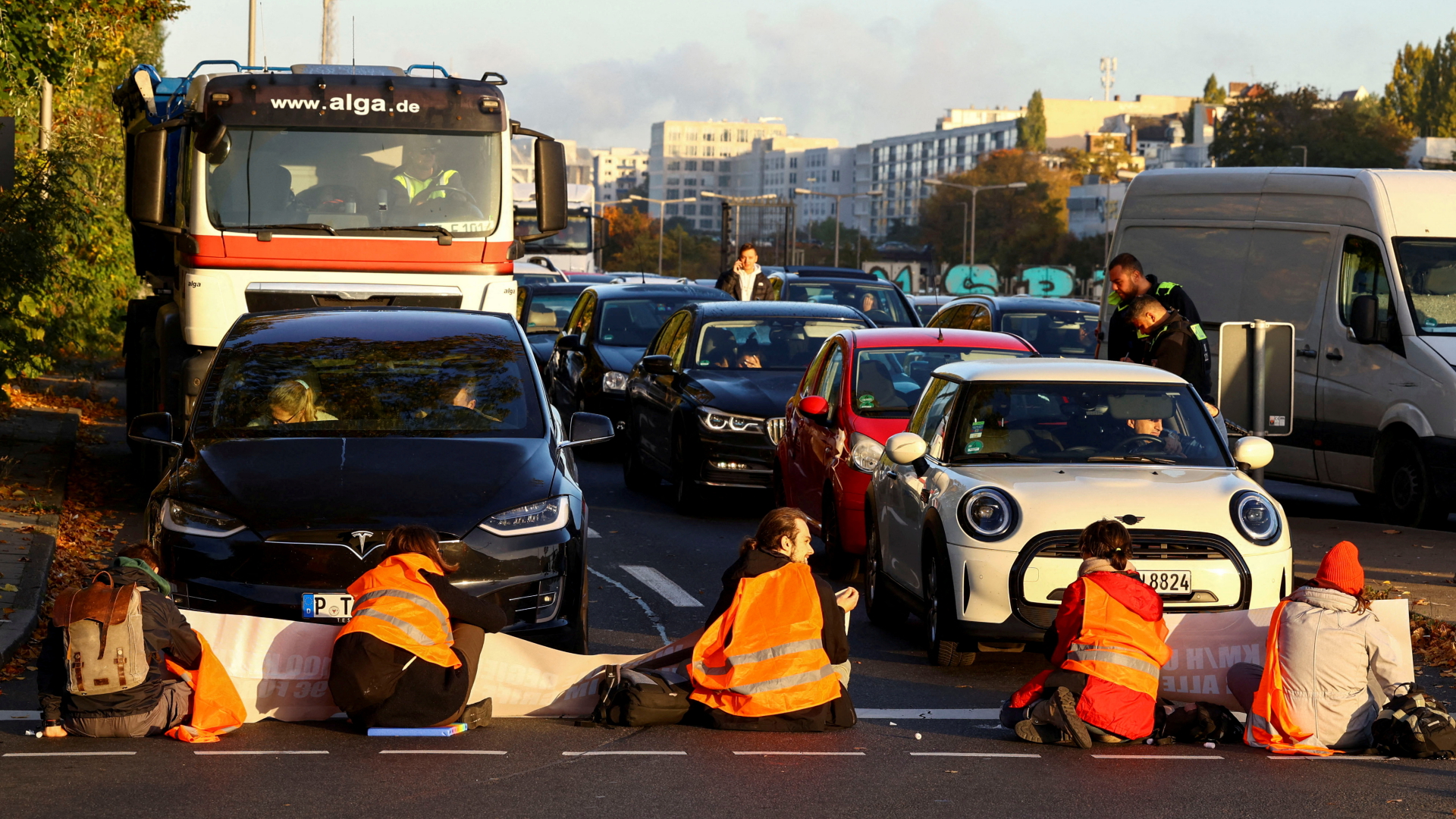 Klimaaktivisten der "Letzten Generation" blockieren eine Straße in Berlin. | REUTERS