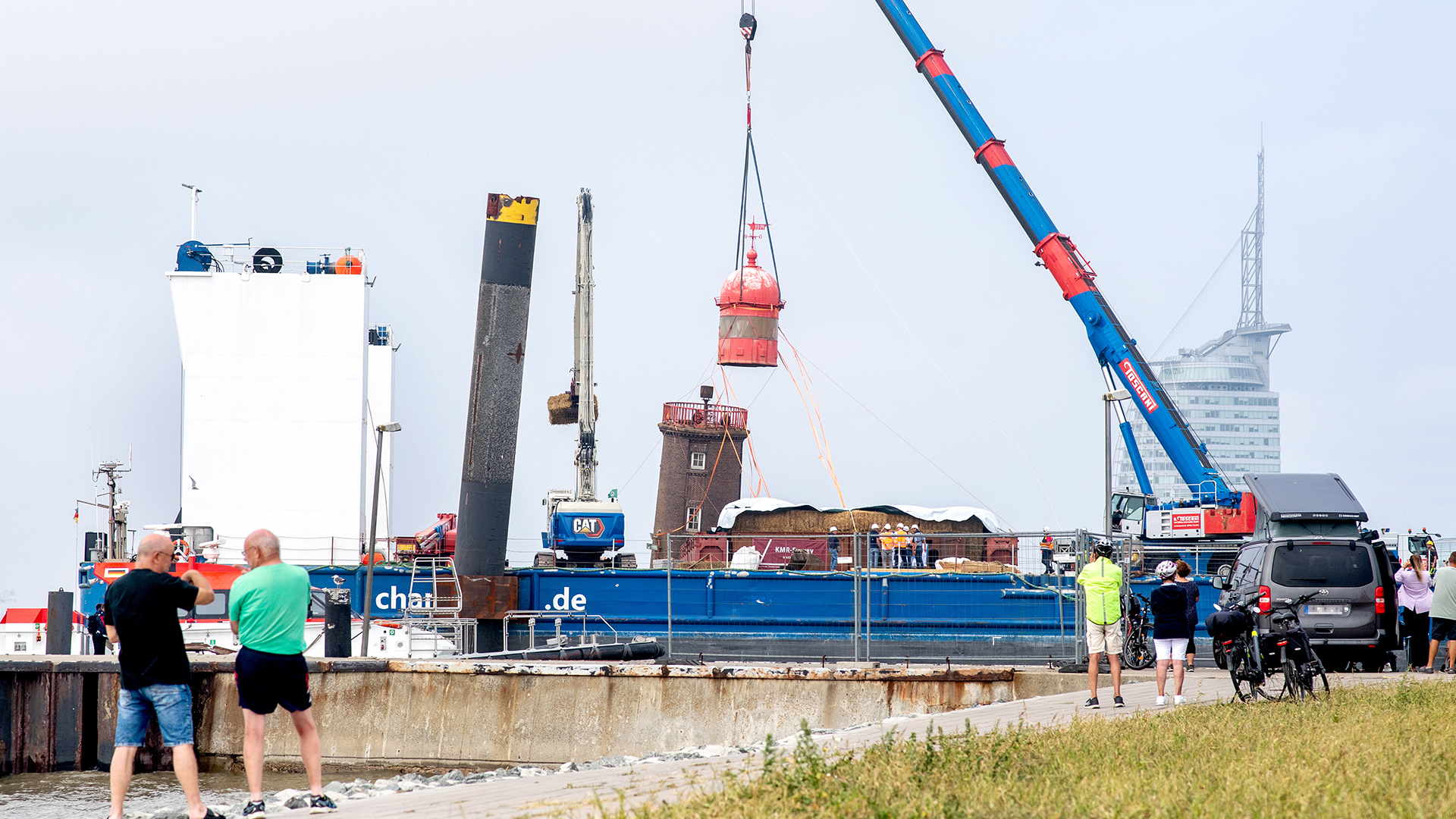 Die Kuppel des schiefen Leuchtturms in Bremerhaven wird abgebaut | dpa