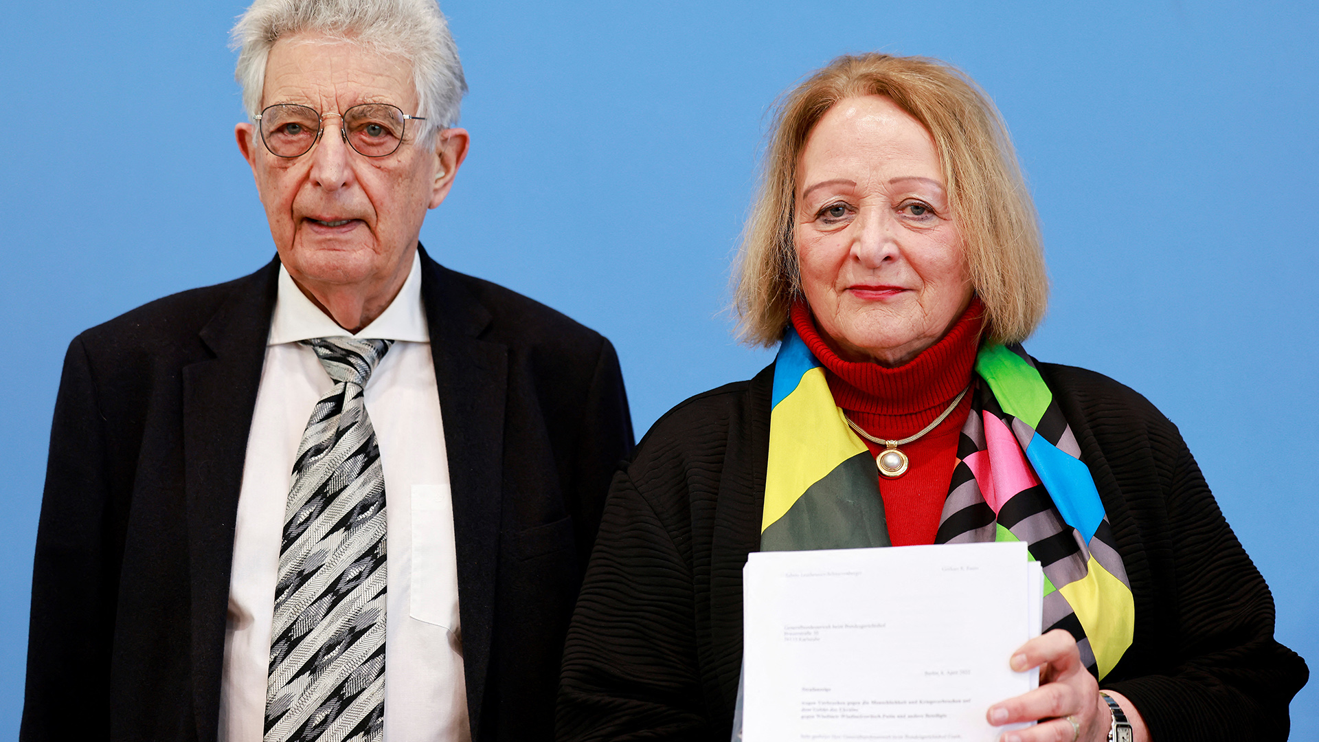 Sabine Leutheusser-Schnarrenberger und Gerhart Baum bei einer Pressekonferenz zu Kriegsverbrechen in der Ukraine in Berlin. | REUTERS
