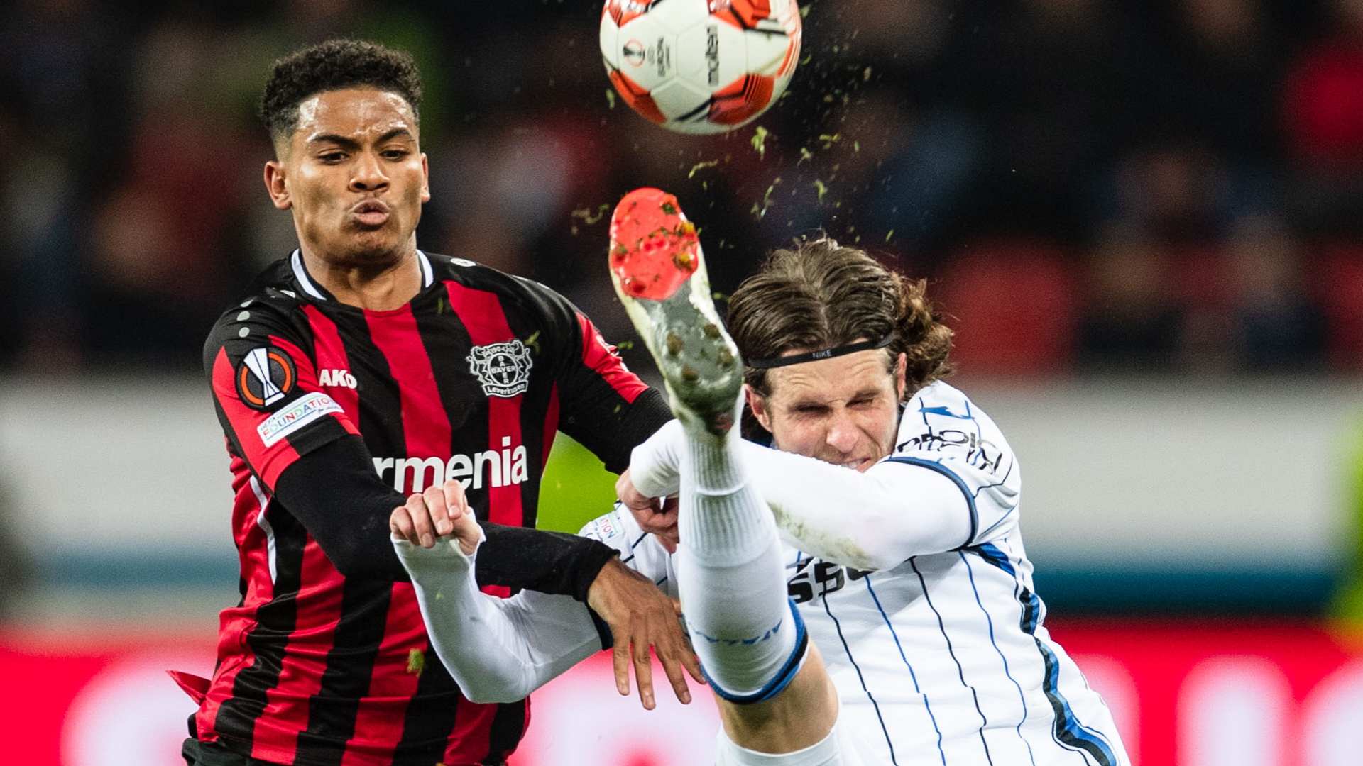 Leverkusens Amine Adli (links) und Bergamos Hans Hateboer kämpfen um den Ball. | dpa