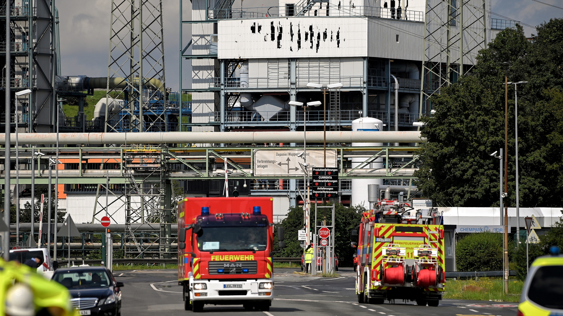 Einsatz- und Rettungskräfte stehen auf der Zufahrtsstraße des Chemparks in Leverkusen | EPA