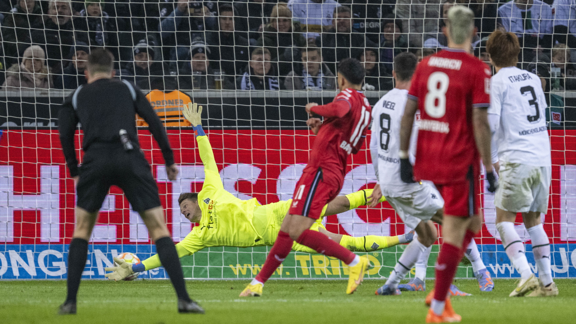 Gladbachs Torwart Jonas Omlin kann das 0:3 durch Leverkusens Nadiem Amiri nicht verhindern | dpa