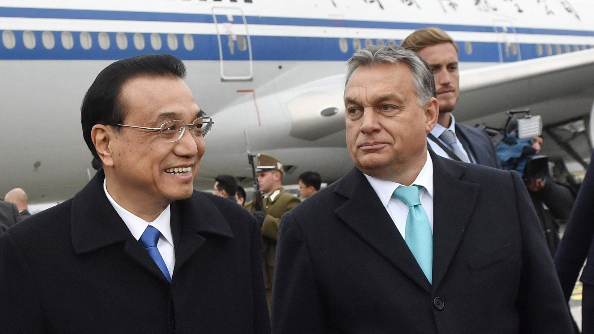 Orban und Li bei ihrem Treffen am Flughafen von Budapest | AP