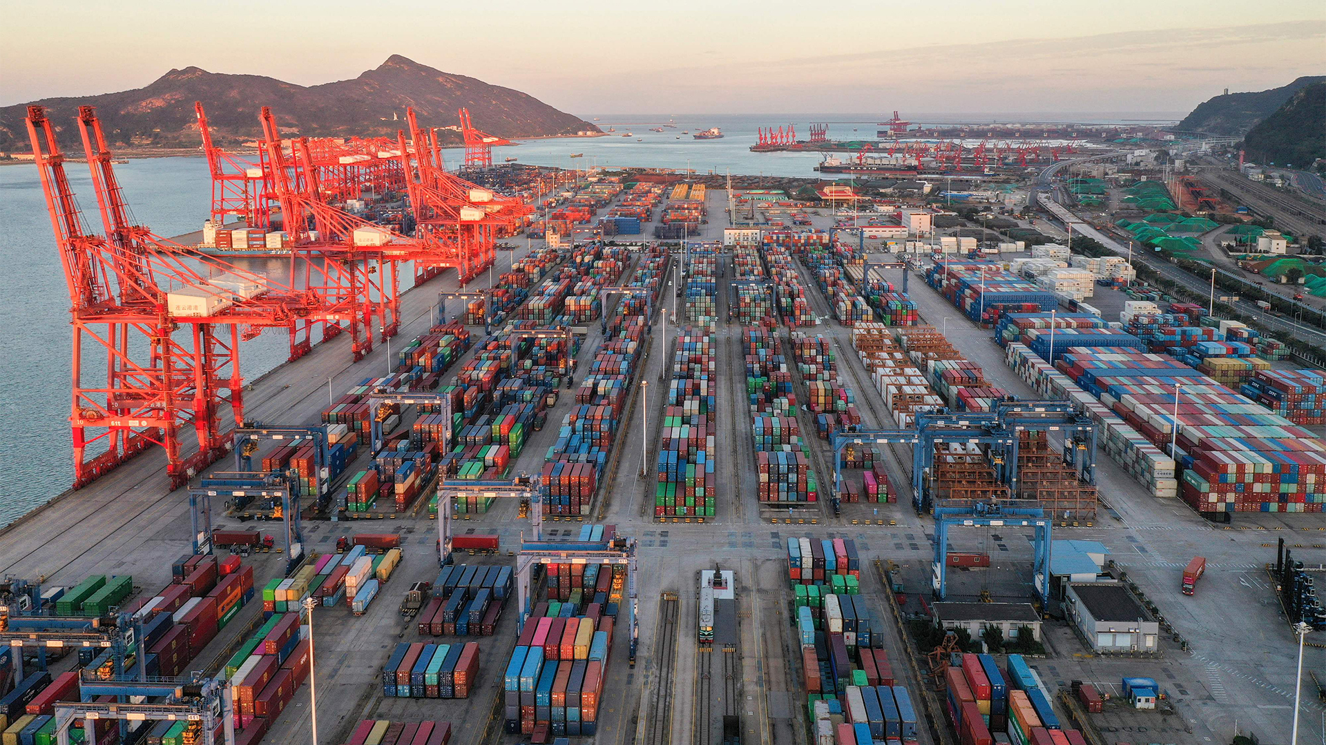 Containerhafen von Lianyungang in Chinas östlicher Provinz Jiangsu