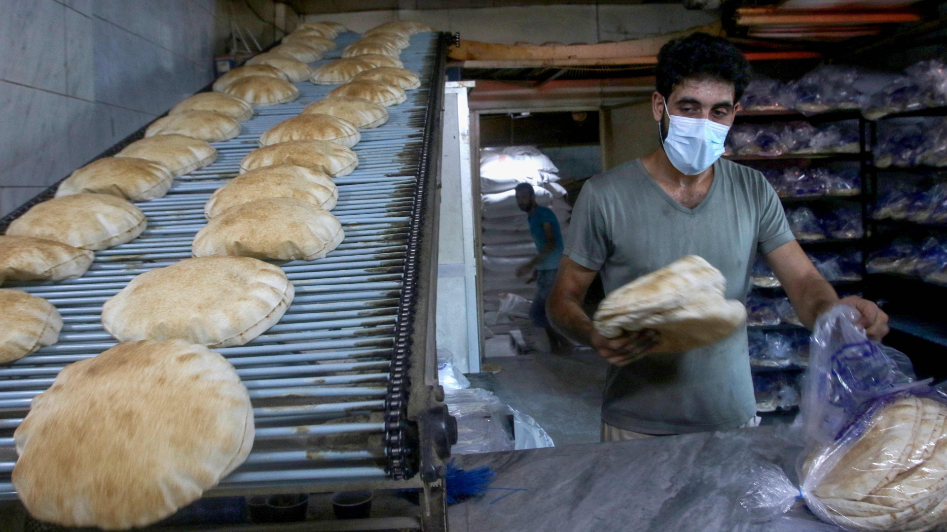 Ein libanesischer Bäcker verpackt Brot in Tüten | AFP