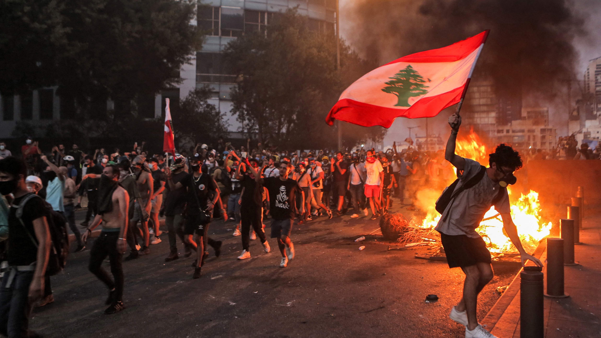 Junge Demonstranten liefern sich vor dem Parlament in Beirut Zusammenstöße mit der Armee. | AFP