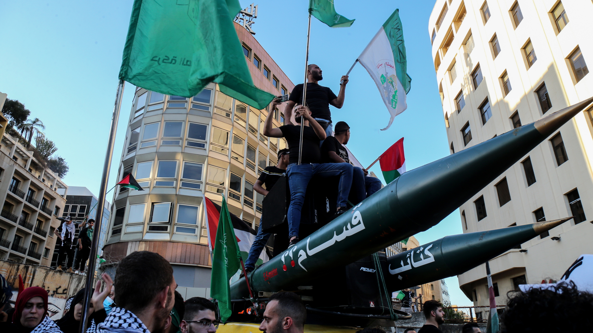 Demonstranten in Beirut bekunden ihre Solidarität der Hamas und versammeln sich um eine Raketen-Attrappe | EPA