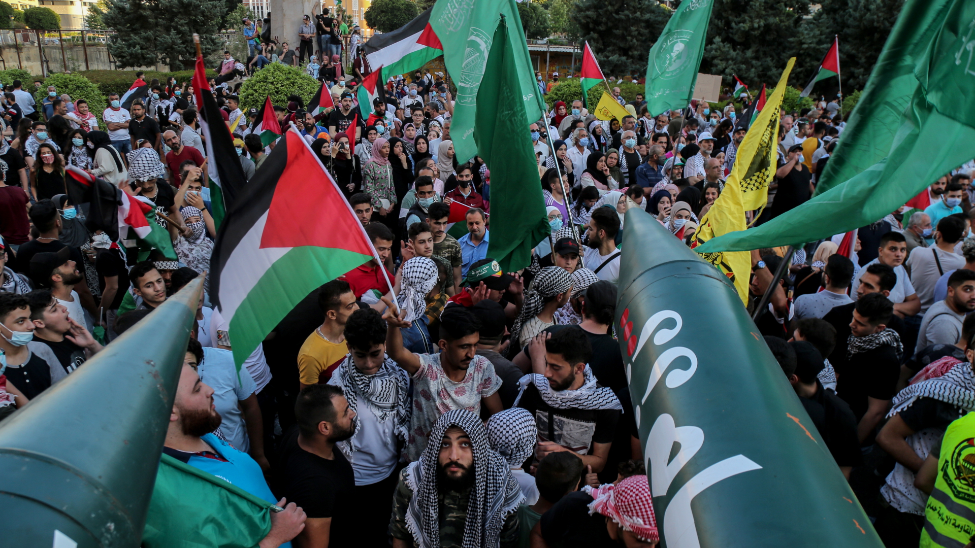 Demonstranten in Beirut bekunden ihre Solidarität der Hamas und versammeln sich um eine Raketen-Attrappe | EPA