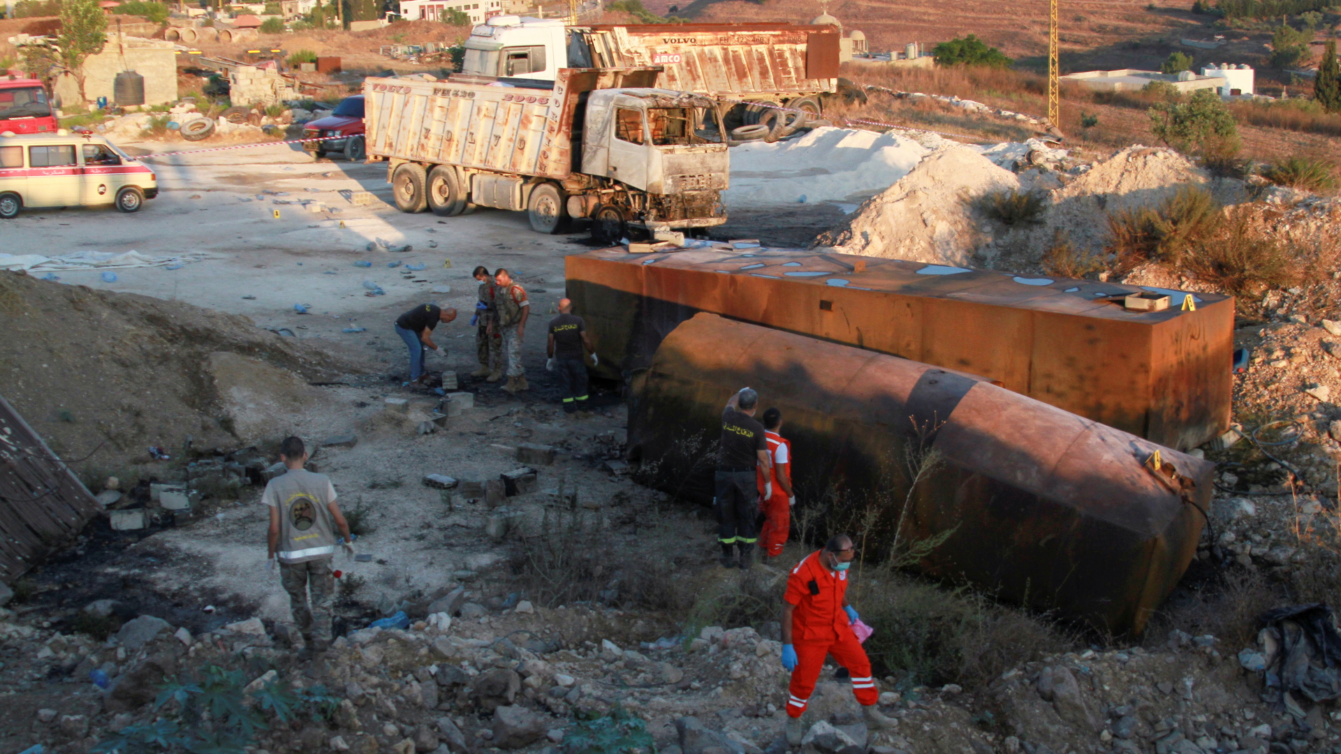 Libanesische Rettungskräfte stehen vor einem explodierten Treibstofflager in der Stadt Akkar.