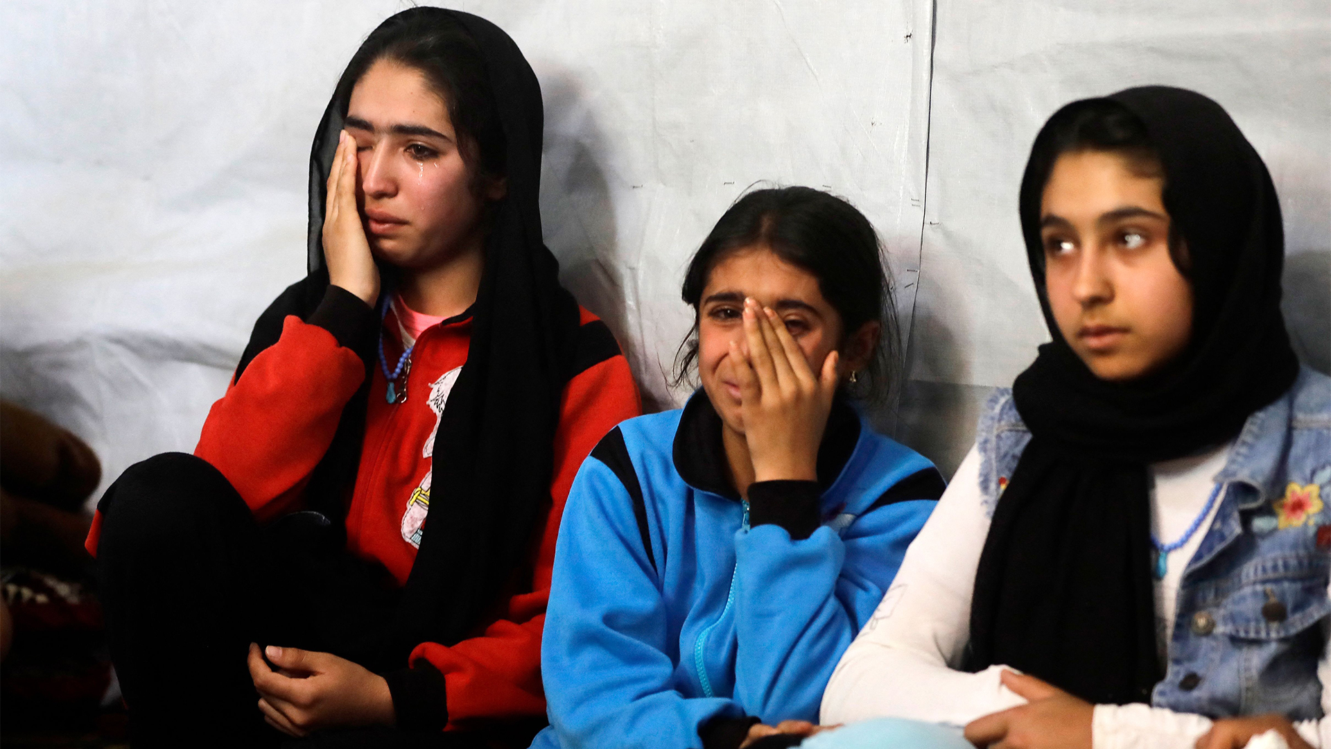 Weinende Mädchen sitzen in einem Camp für Flüchtlinge aus Syrien, im Bekaa-Tal (Libanon). | AFP