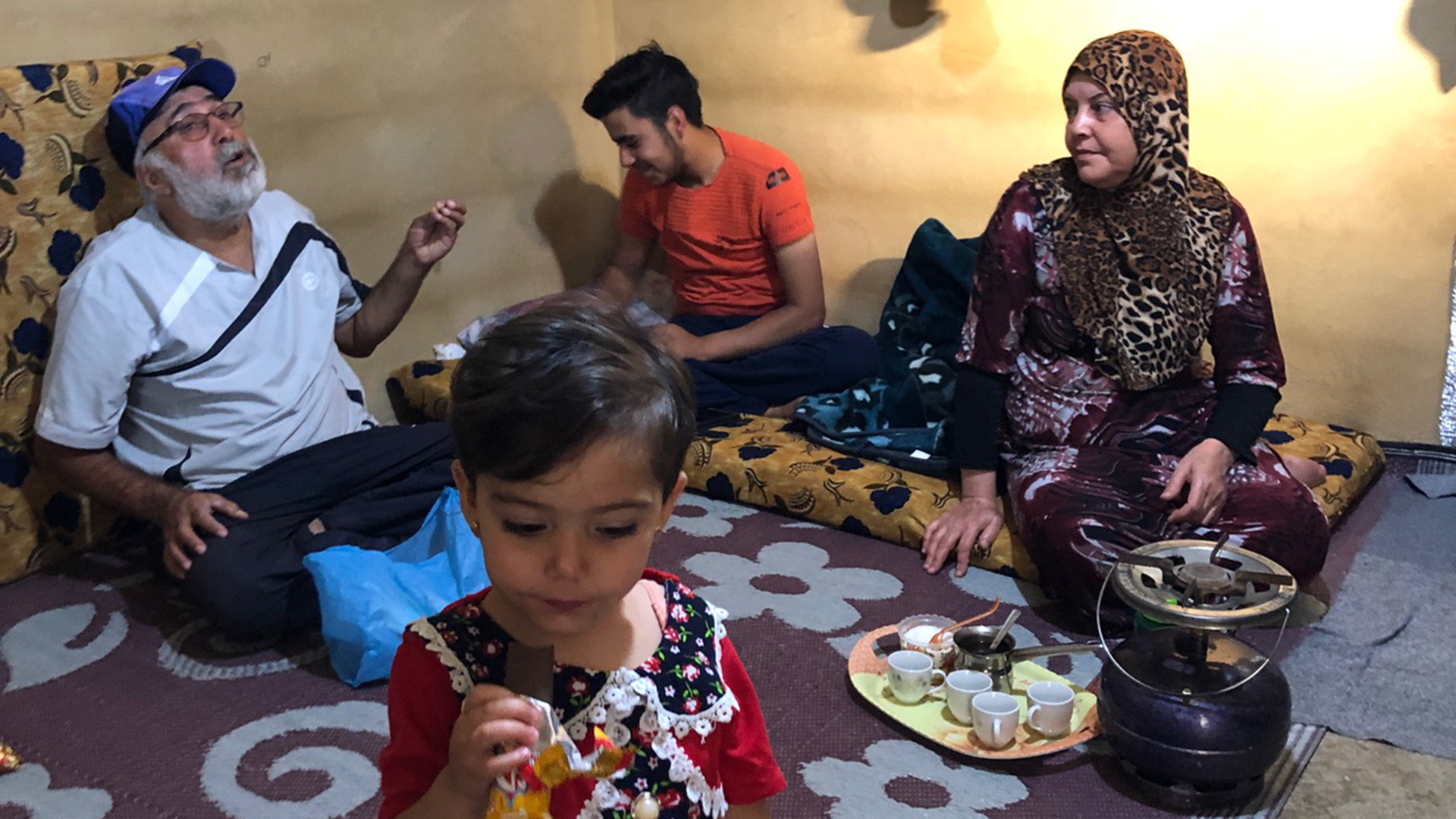 Eine syrische Flüchtlingsfamilie sitzt in ihrer Unterkunft beim Essen zusammen. | Daniel Hechler
