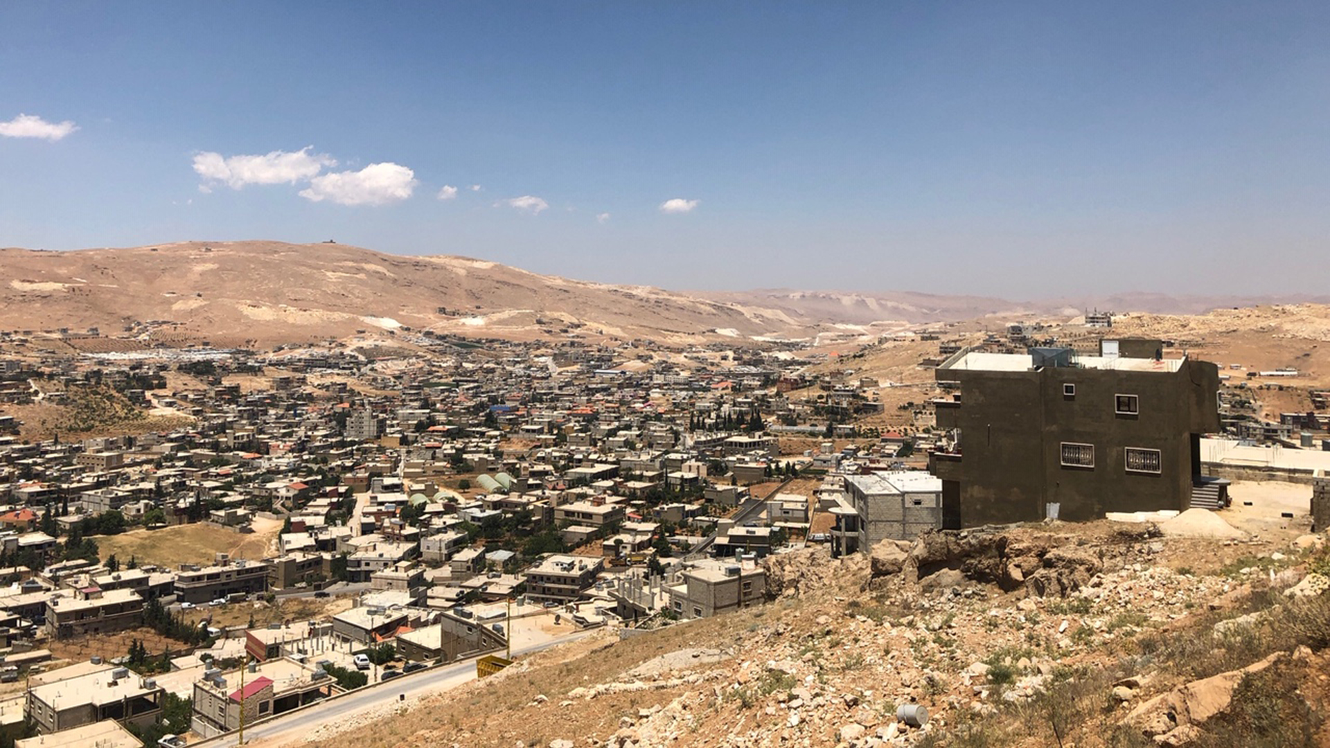Blick über Häuser in der Grenzstadt Arsal im Libanon. | Daniel Hechler