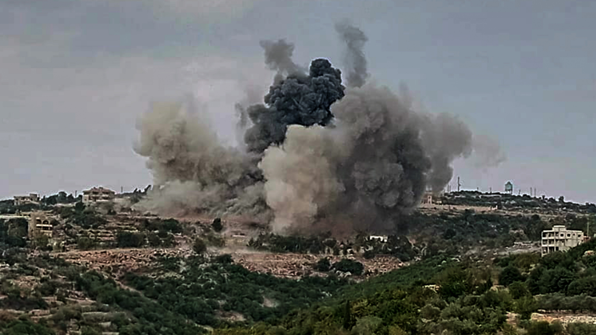 Rauch steigt nach einem israelischen Raketenangriff in einem südlibanesischen Dorf auf