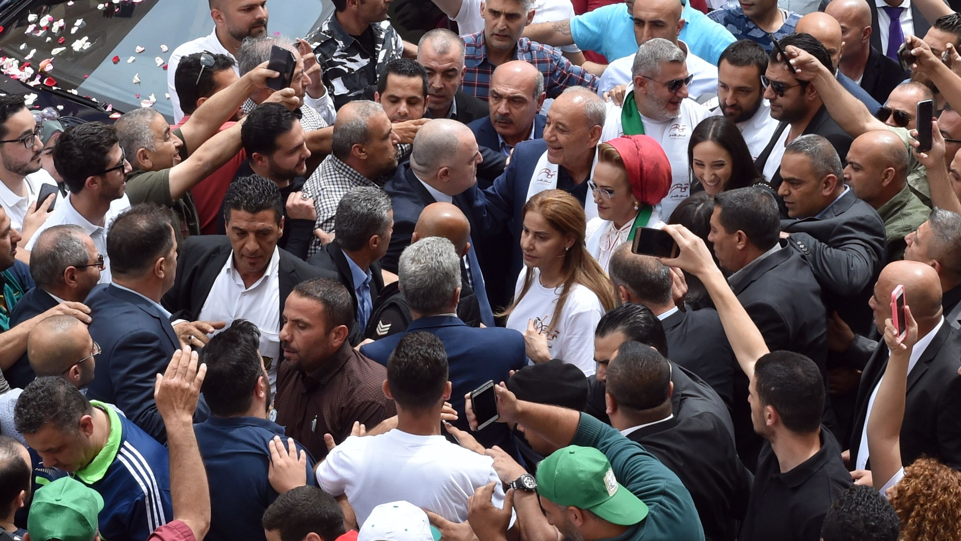 Der libanesische Parlamentssprecher und seine Frau werden bei ihrem Gang zur Urne von Unterstützern empfangen. | AFP