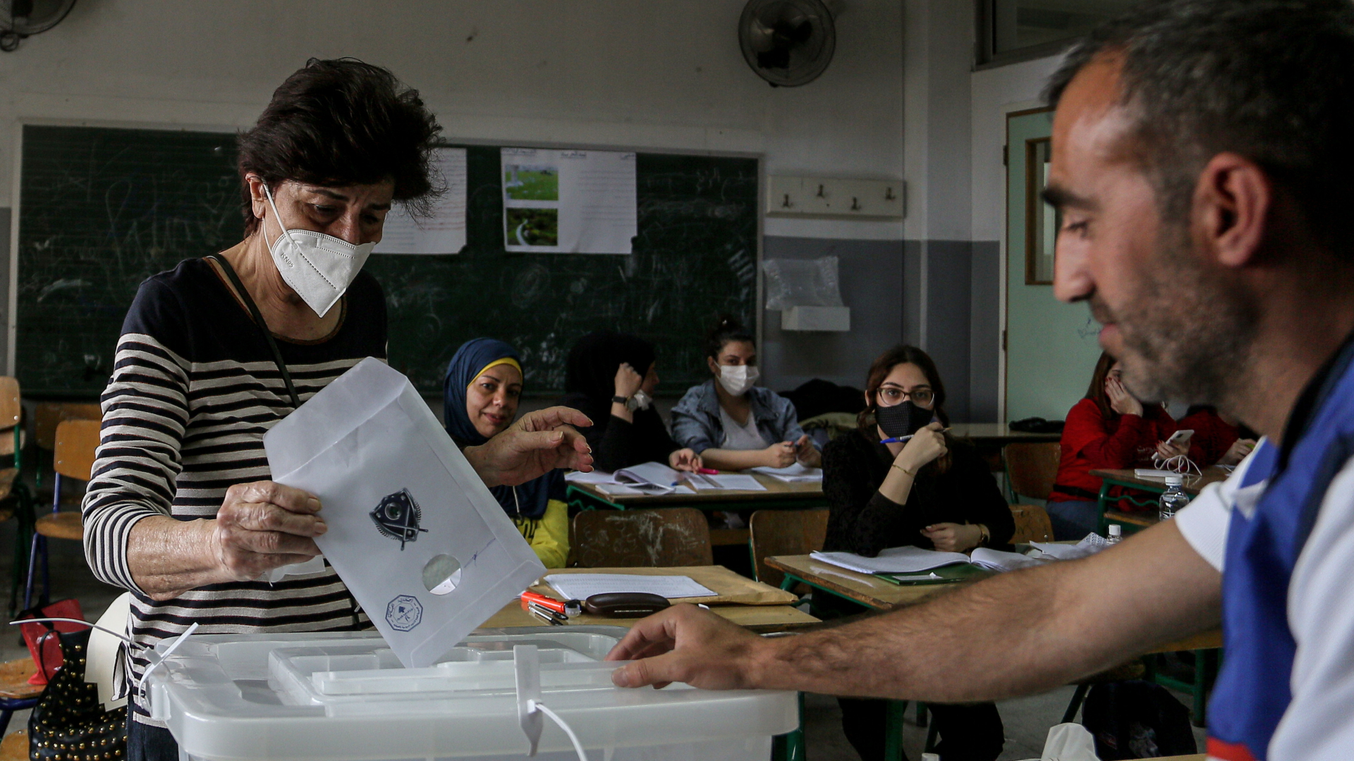 Eine Frau gibt in einem Wahllokal im Libanon ihre Stimme ab. | dpa