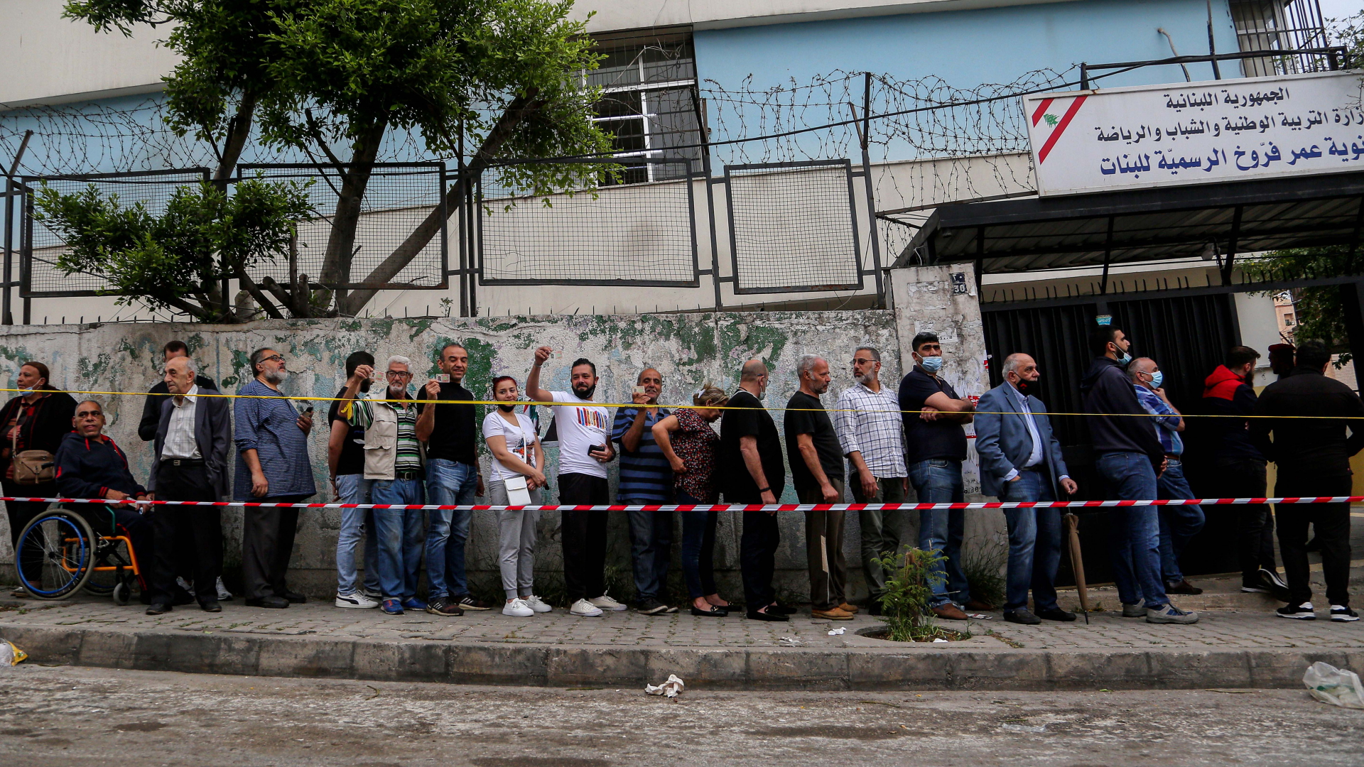 Warteschlange vor einem Wahllokal im Libanon | dpa