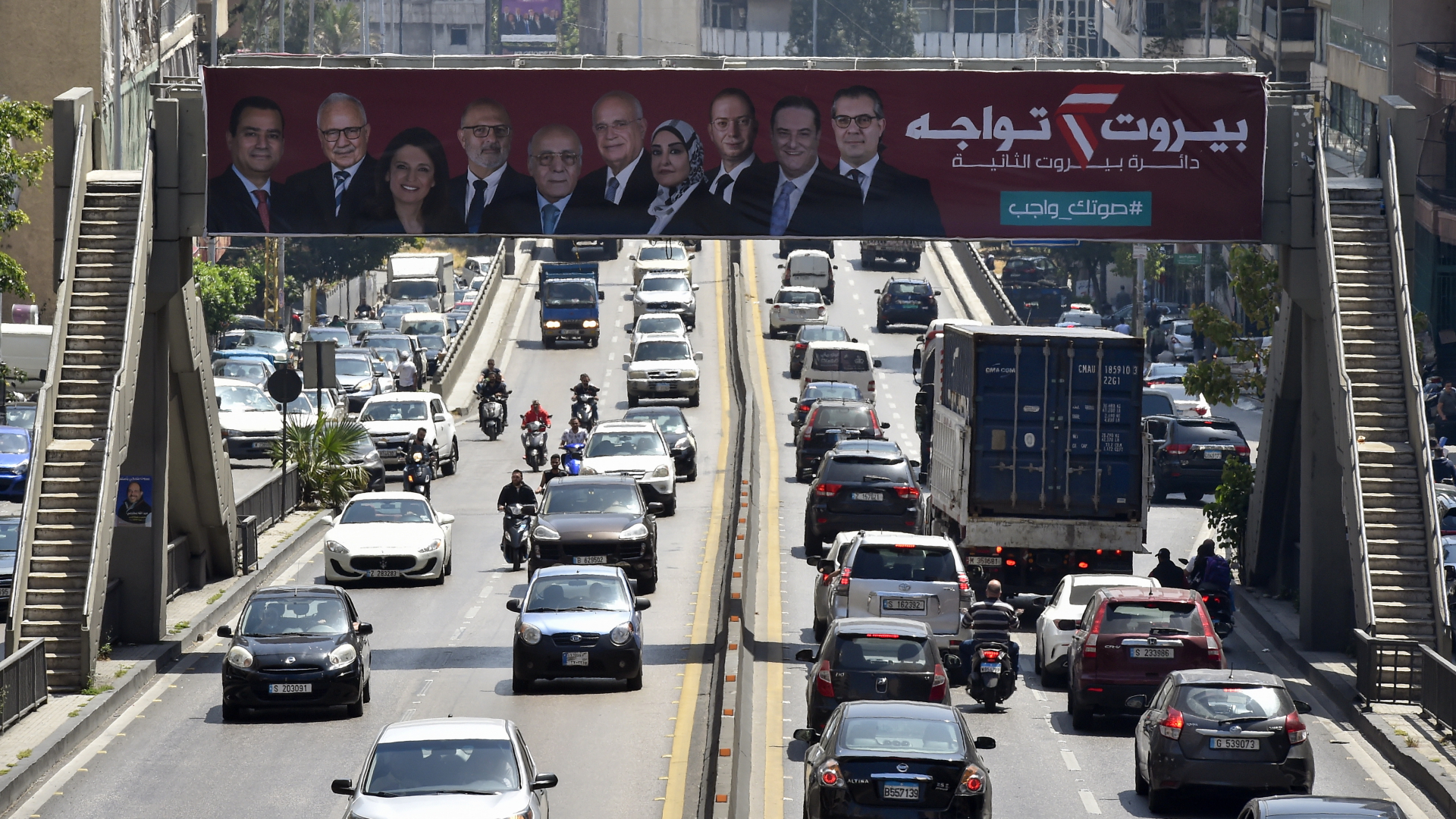 Ein Wahlplakat über einer stark befahrenen Straße in Beirut. | EPA