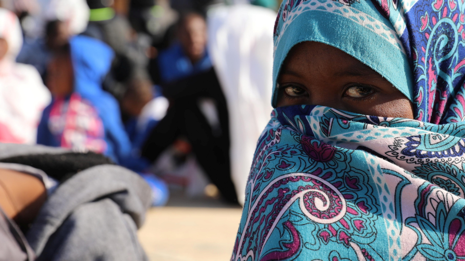 Migrantin mit einem bunten Kopftuch in Libyen