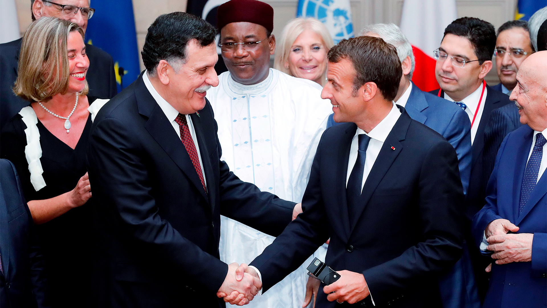 Libyens Ministerpräsiden Fayez al-Sarraj begrüßt Emmanuel Macron