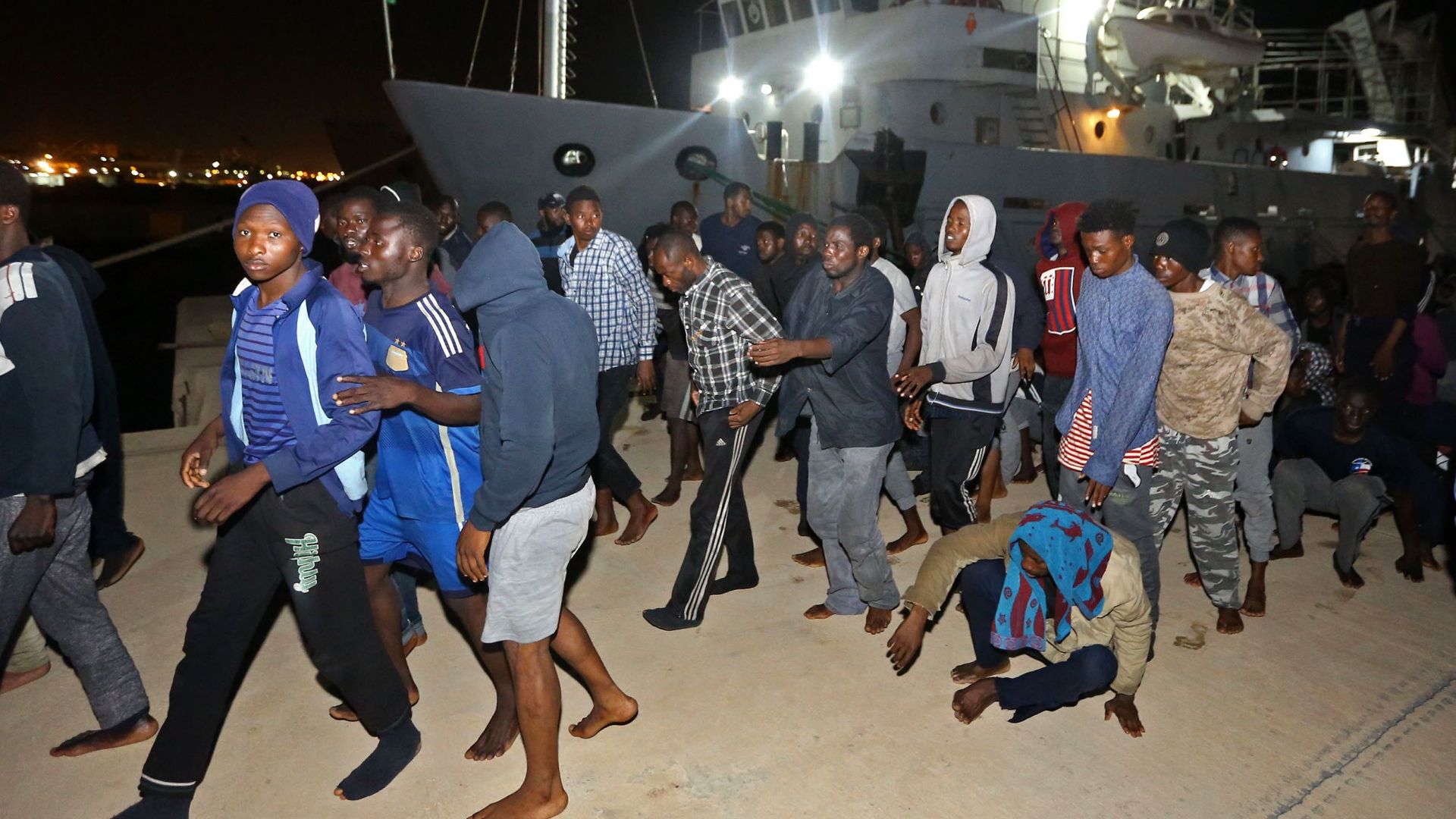 Aus dem Mittelmeer gerettete Migranten werden von libyschen Küstenwache nach Libyen zurückgebracht. 