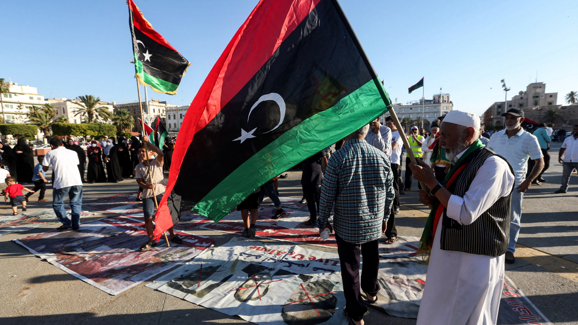 Ein Mann mit libyscher Flagge bei einem Protest in Tripolis | AFP