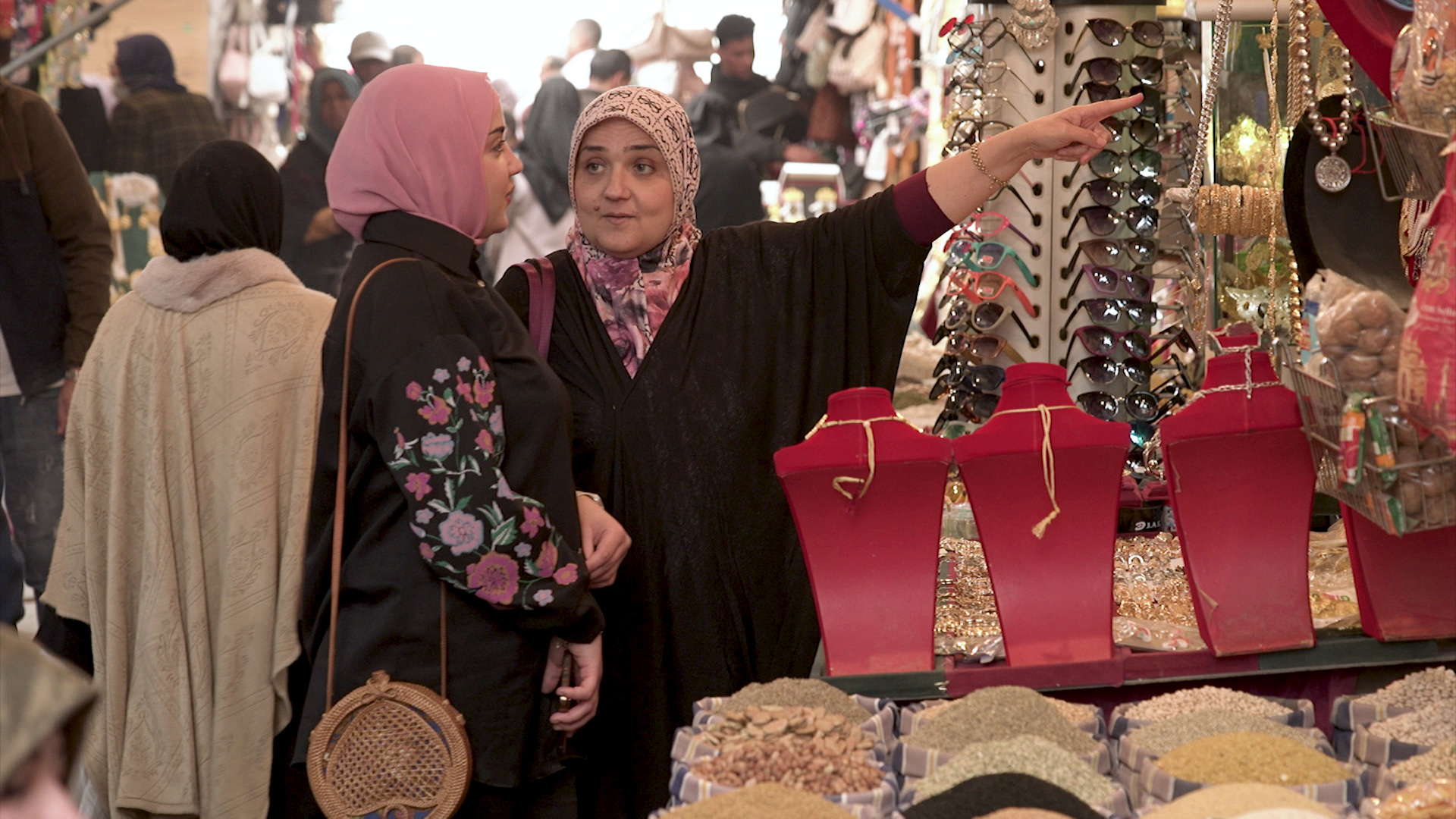 Amal Delawi steht mit einer Frau auf dem Markt. | SWR
