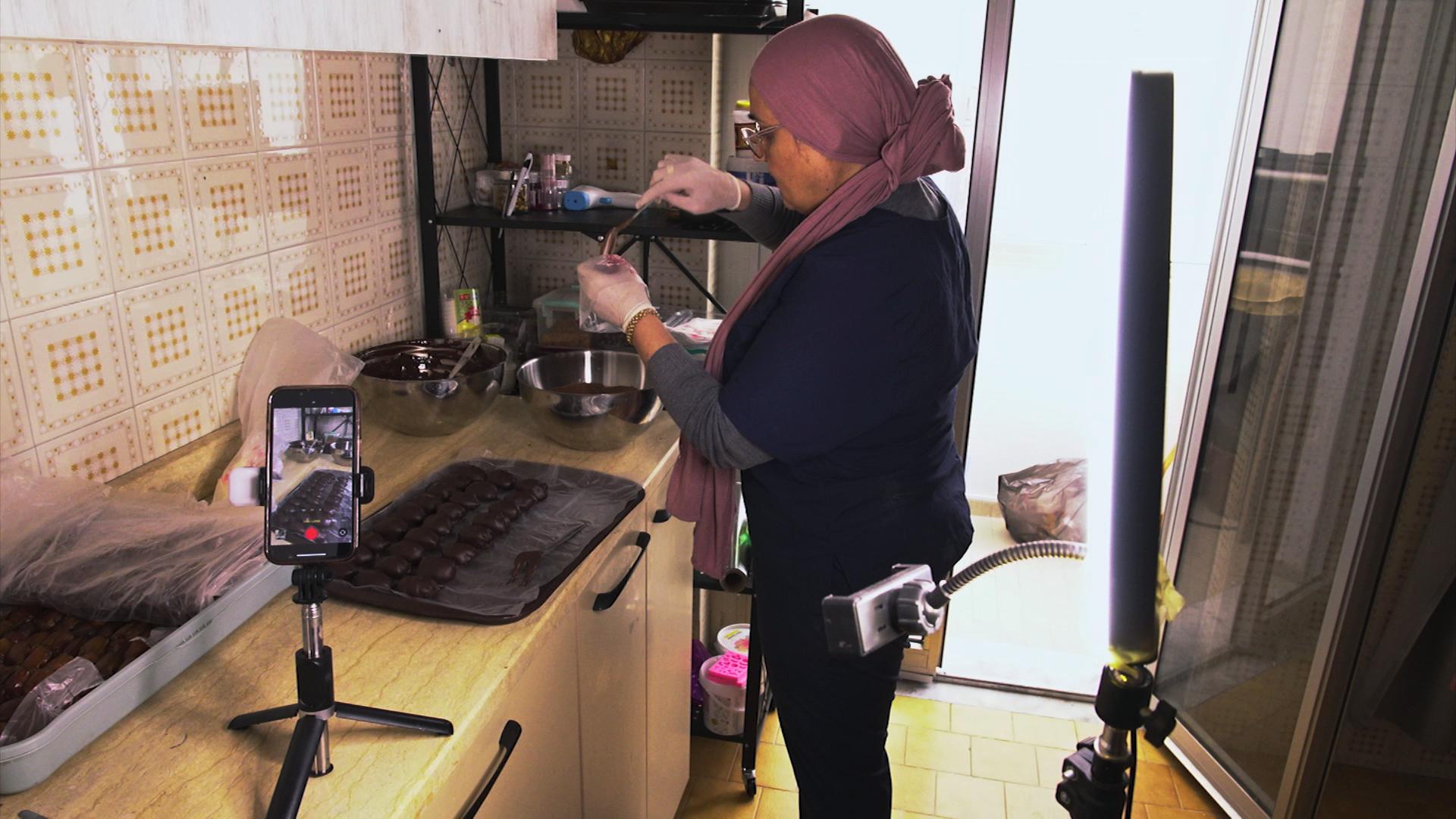 Amal Delawi steht in einer Küche. | SWR