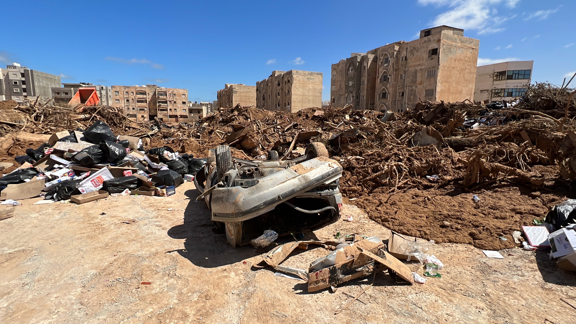 Trümmer und Schutt liegen auf einer Straße im libyschen Derna.