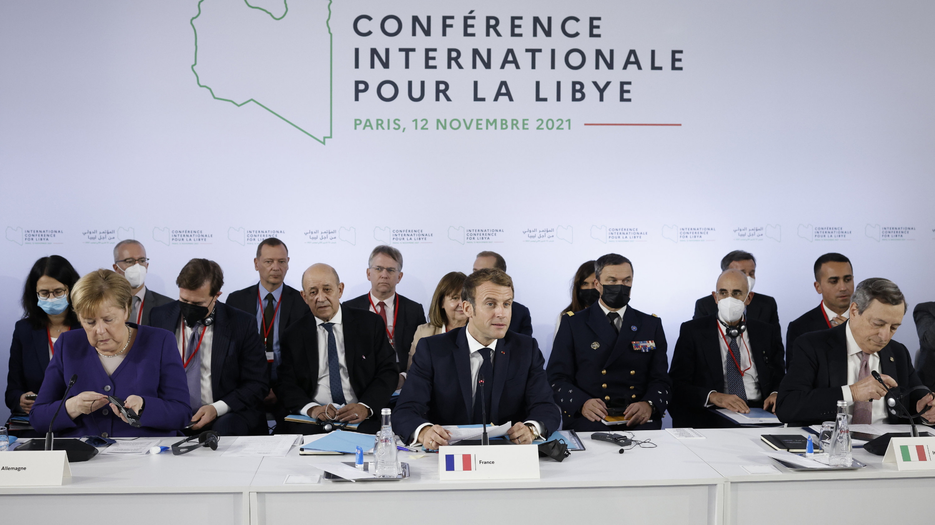Die Teilnehmer der Libyen-Konferenz in Paris geben eine gemeinsame Pressekonferenz, darunter Angela Merkel, Emmanuel Macron und Mario Draghi. | AP