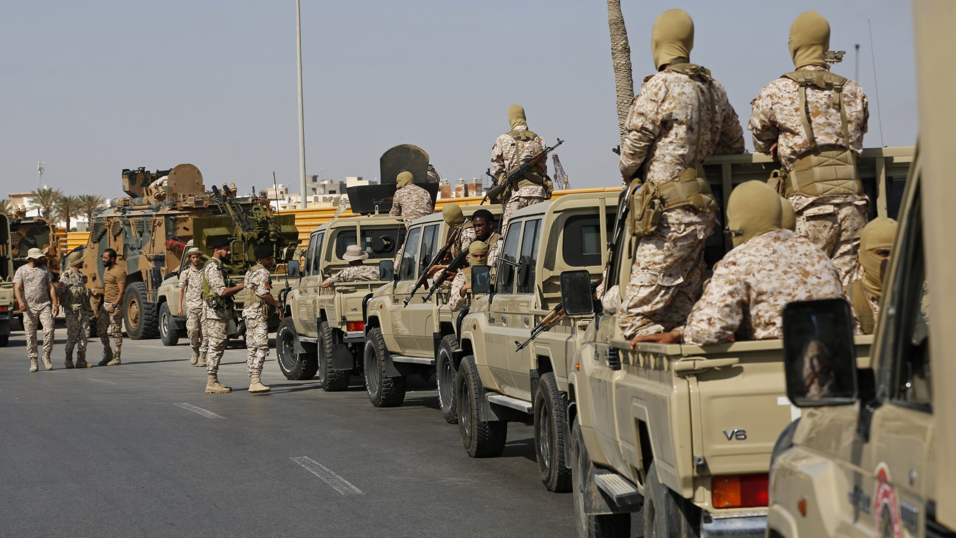 Pickups mit Soldaten loyal zum libyschen Präsidenten Dbeibah stehen auf einer Straße in Tripolis | AP