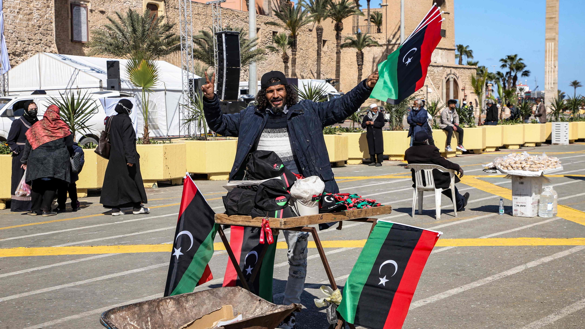 Ein Flaggenverkäufer in Libyens Hauptstadt Tripolis ist offensichtlich guter Dinge. | AFP