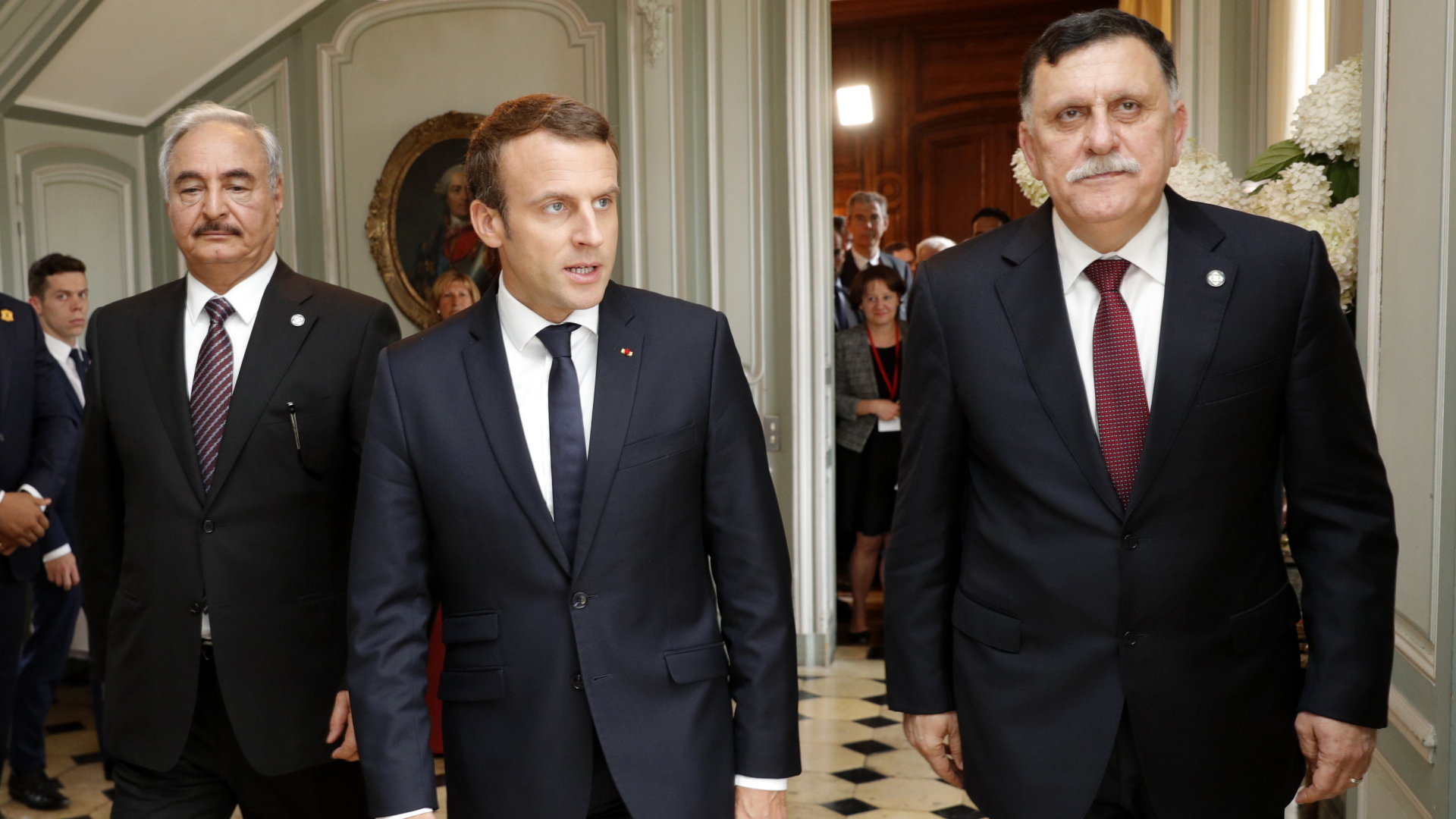 Die libyschen Machthaber Chalifa Haftar (rechts) und Fajis al-Sarradsch mit Frankreichs Präsidenten Emmanuel Macron (Mitte). | dpa