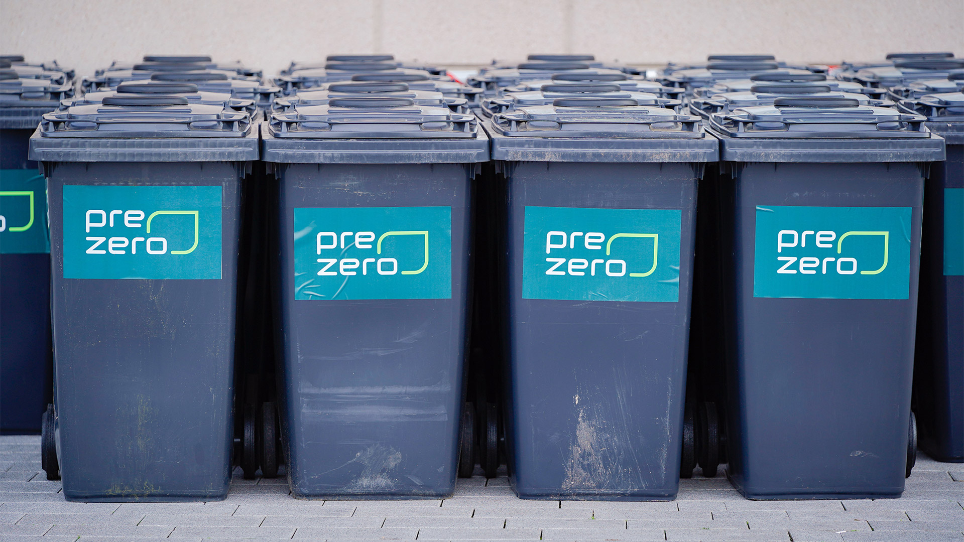 Mülltonnen mit Prezero-Logo | picture alliance/dpa