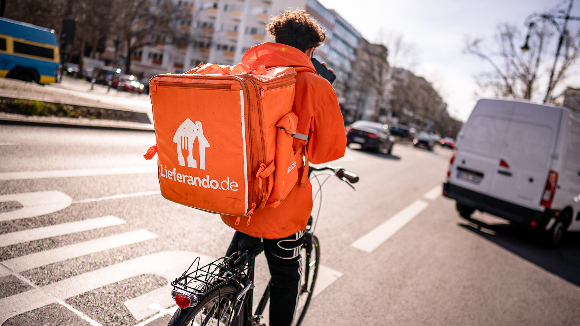 Ein Lieferando Essenslieferdienst Fahrer ist mit seinem Rucksack auf einem Fahrrad am Kurfürstendamm unterwegs.  | dpa