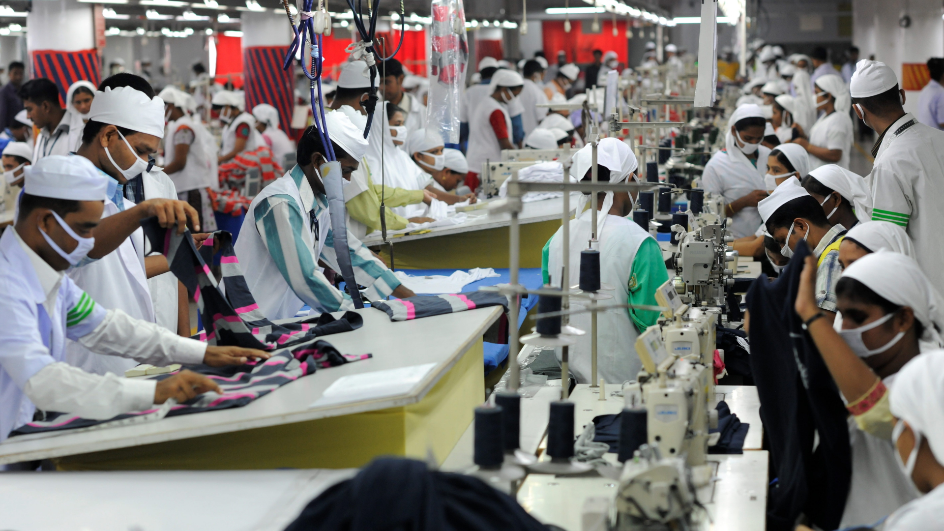 Beschäftigte arbeiten in einer Textilfabrik in einem Vorort von Dhaka | dpa