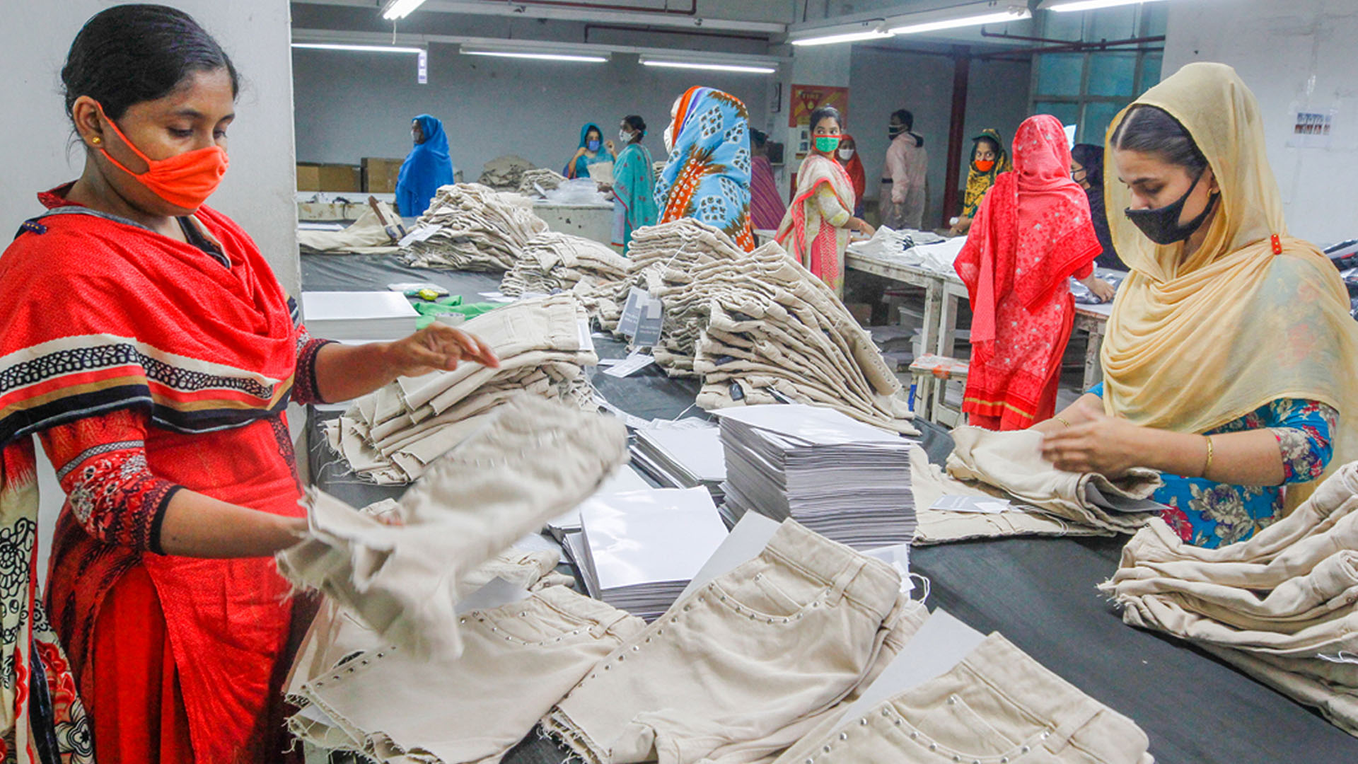 Frauen arbeiten in einer Bekleidungsfabrik in Dhaka | dpa