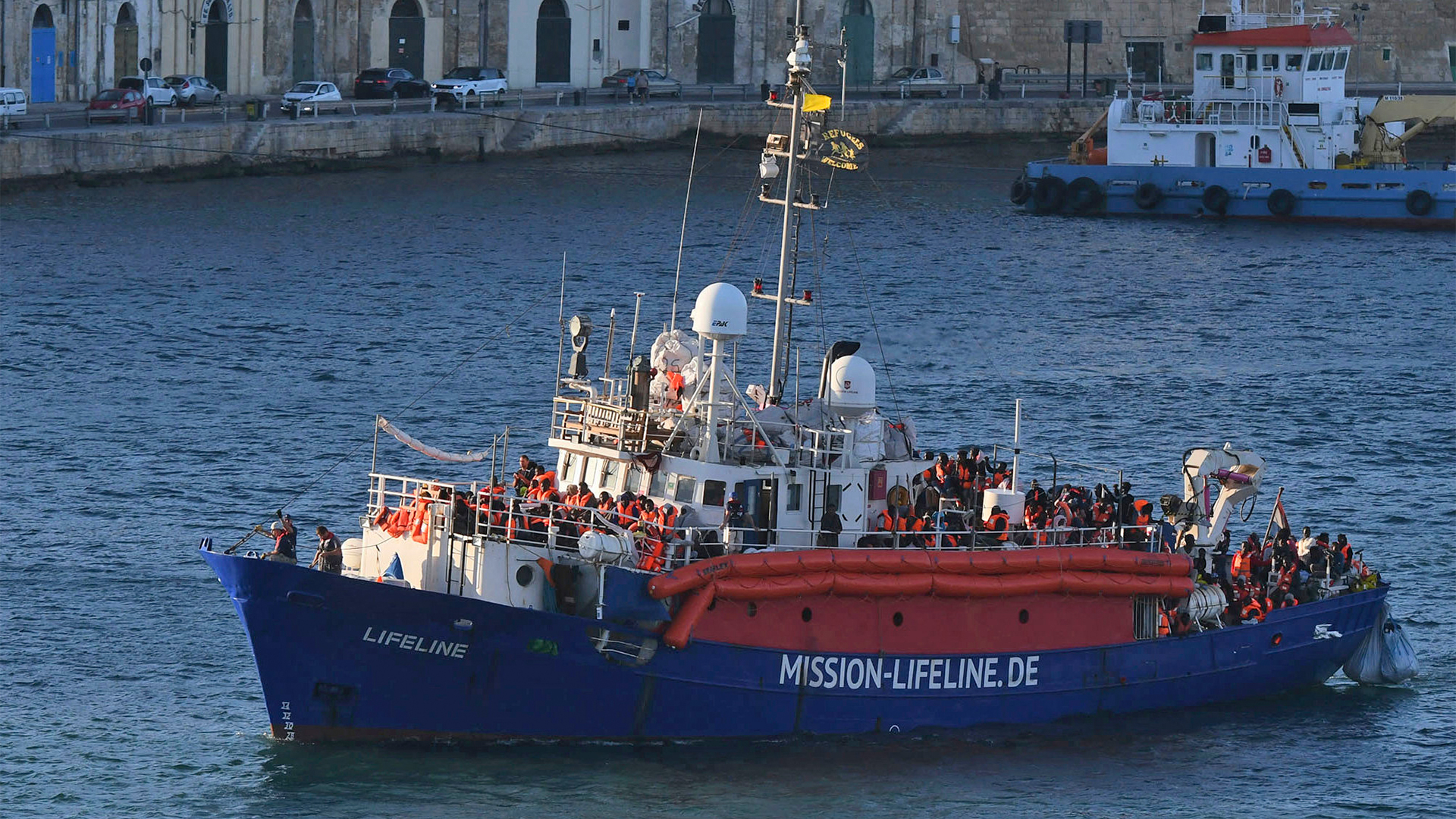 Das deutsche Rettungsschiff ''Lifeline'' fährt in den Hafen von Valletta ein | dpa