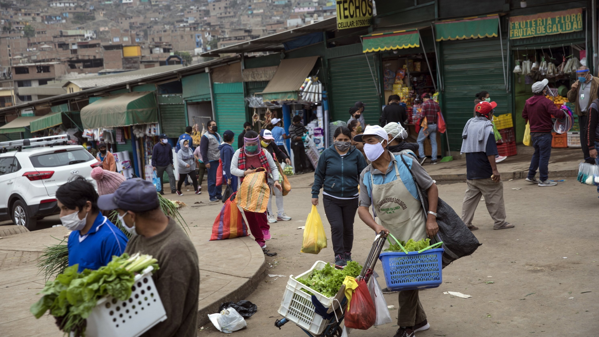 Menschen mit Schutzmaske auf einem Markt in Lima | AP