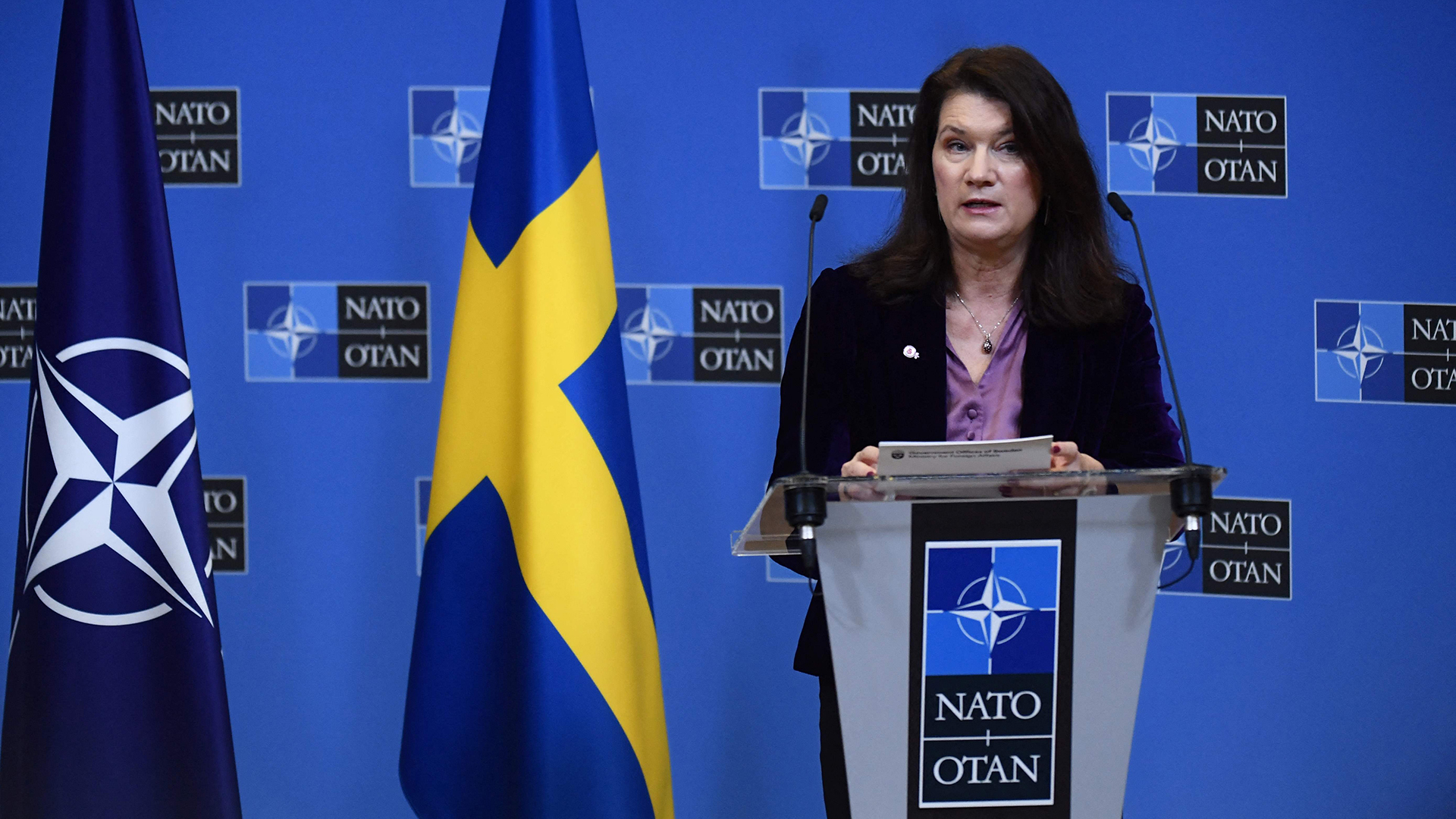 Schwedens Außenministerin Ann Linde steht neben den Flaggen der NATO und Schwedens. | AFP