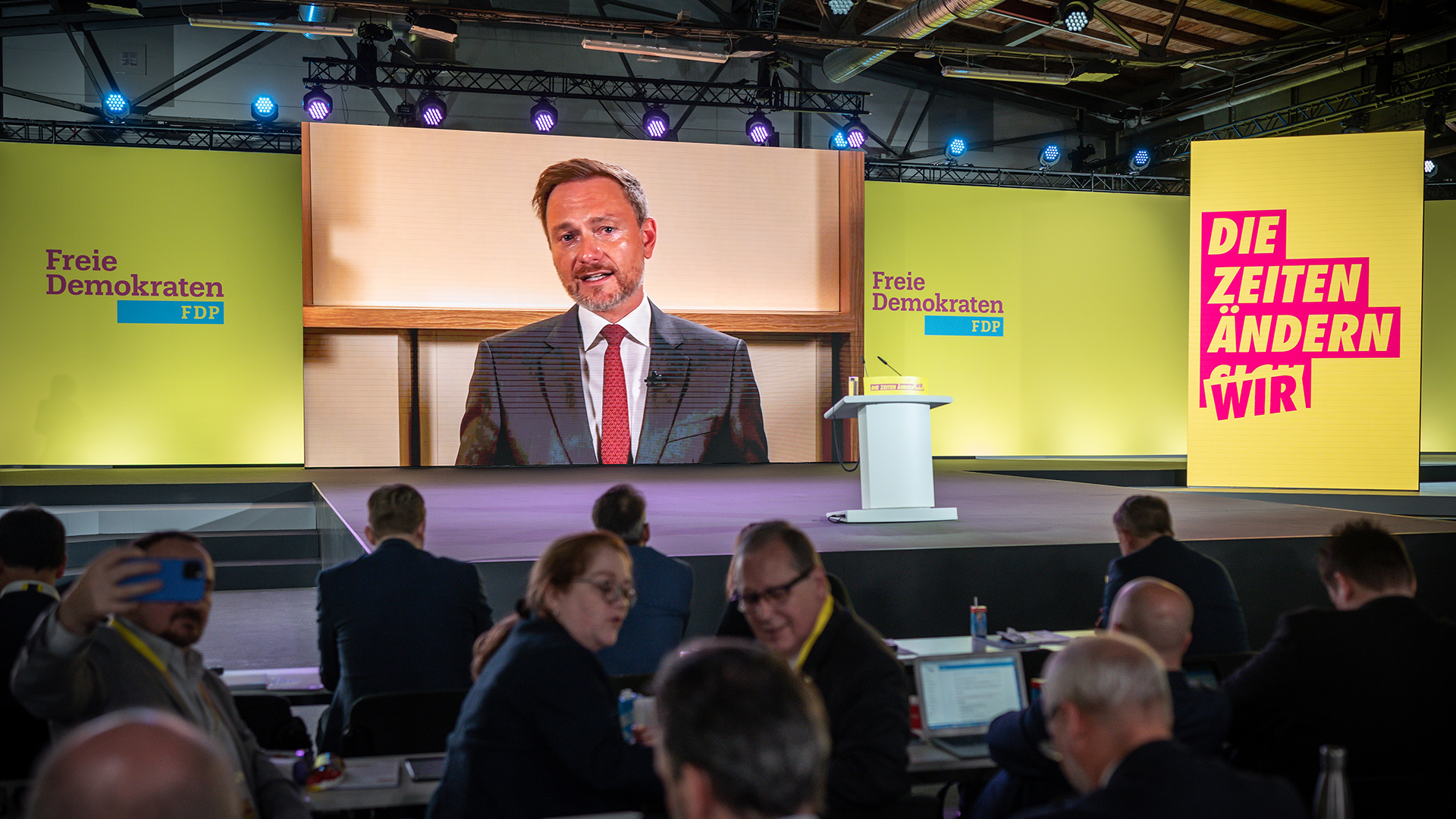 Lindner spricht per Videotelefonat auf dem FDP-Parteitag. | dpa