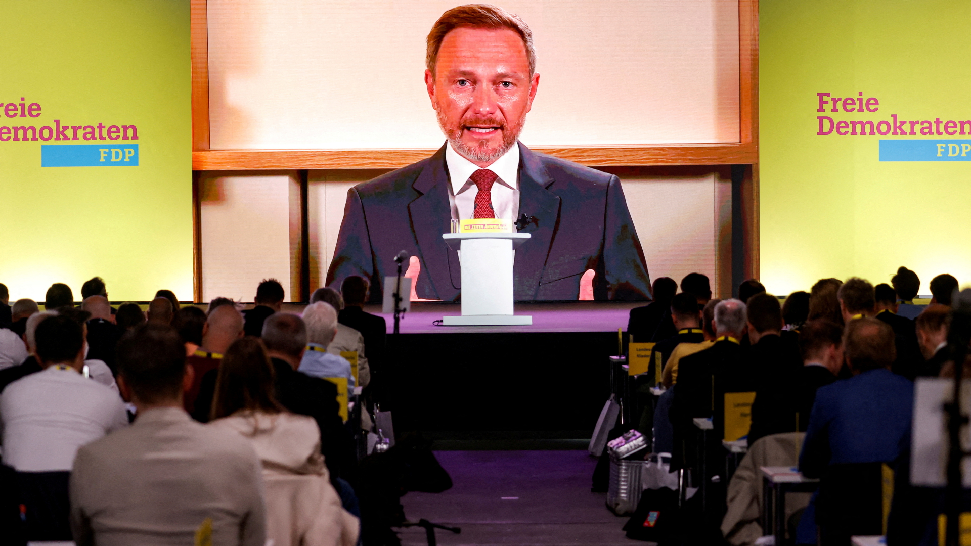 Der per Video zugeschaltete Parteichef Lindner während des FDP-Parteitags | REUTERS