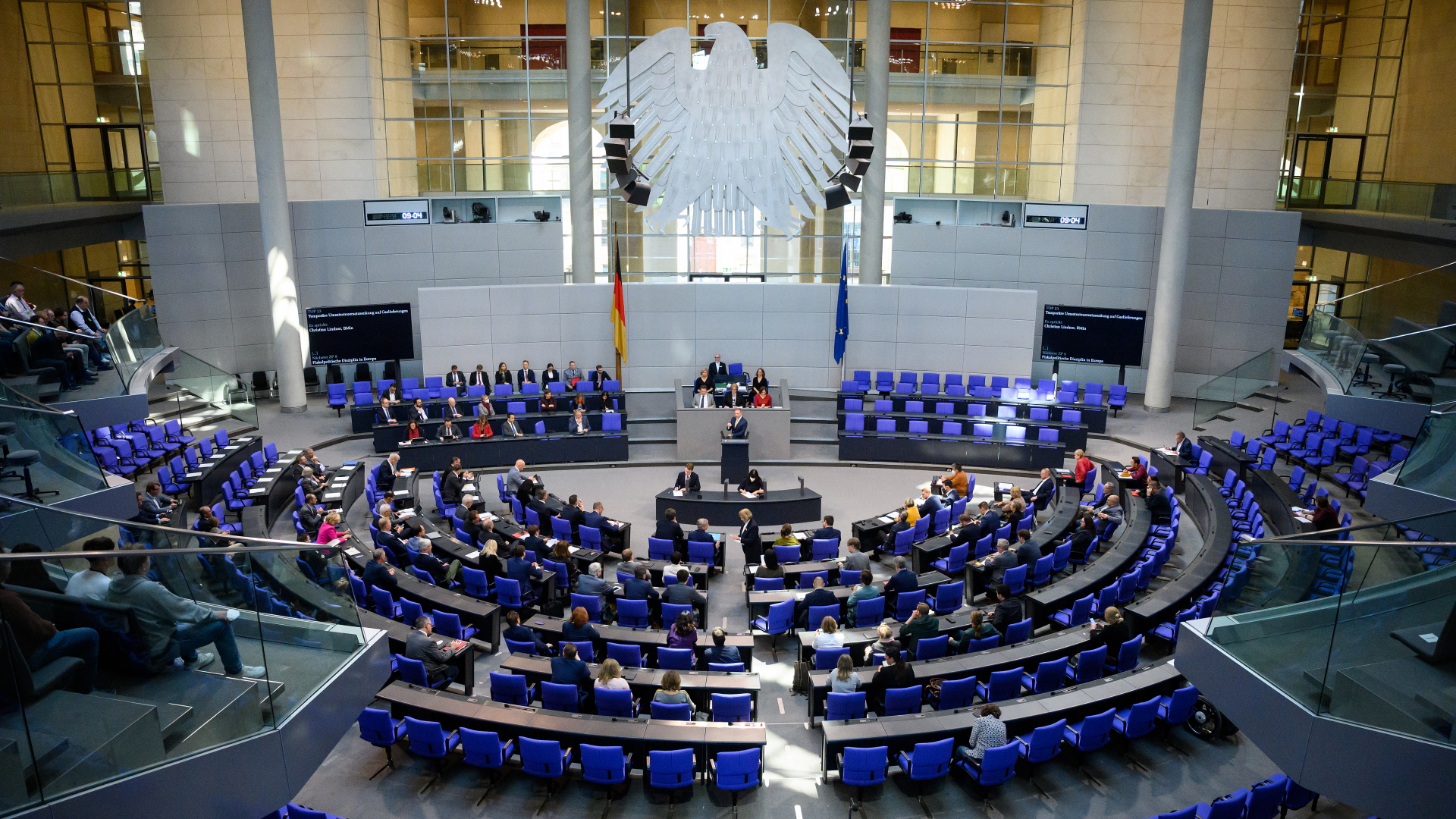 Christian Lindner (FDP), Bundesminister der Finanzen, spricht bei einer Plenarsitzung im Deutschen Bundestag. | dpa
