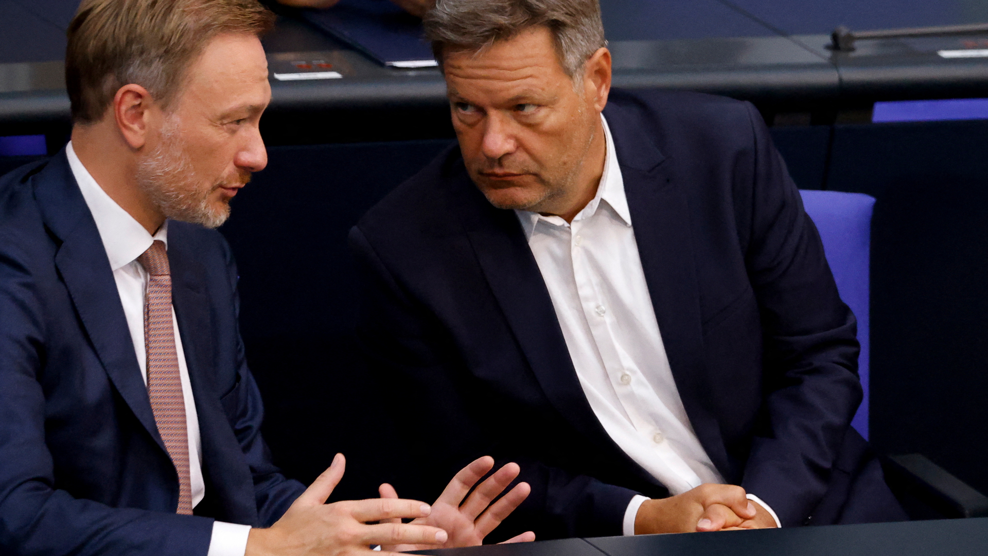 Die Minister Lindner und Habeck im Bundestag. | REUTERS