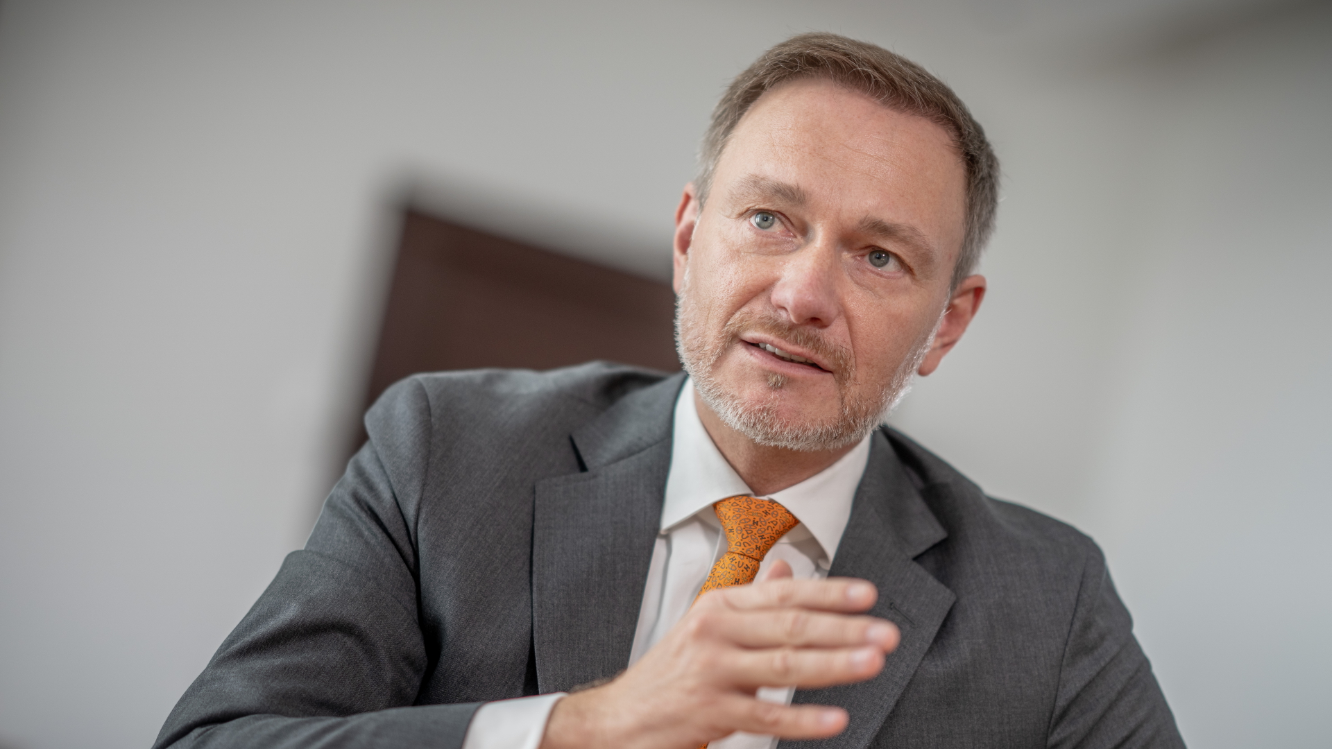 Finanzminister Christian Lindner bei einem Interview im Bundesfinanzministerium