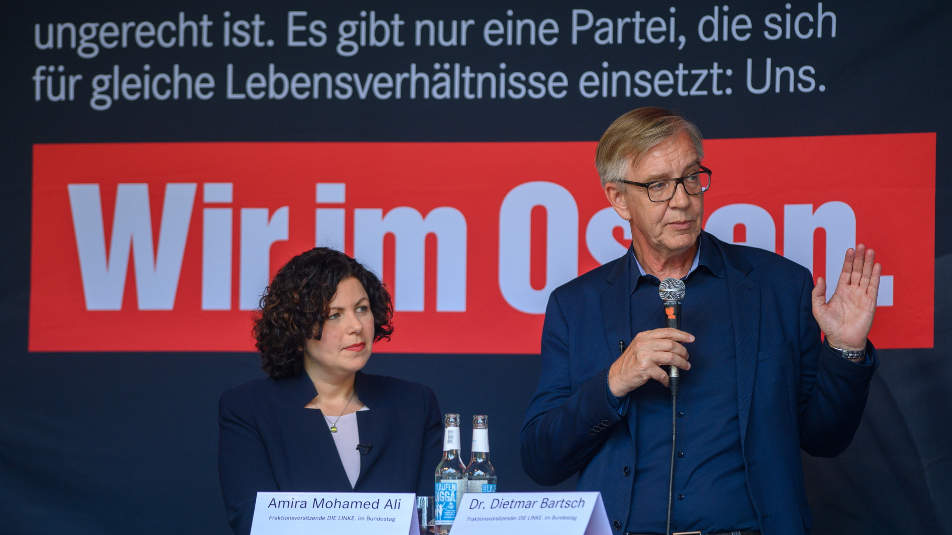 Die Linken-Fraktionschefs Amira Mohamed Ali (l) und Dietmar Bartsch in Magdeburg. | dpa