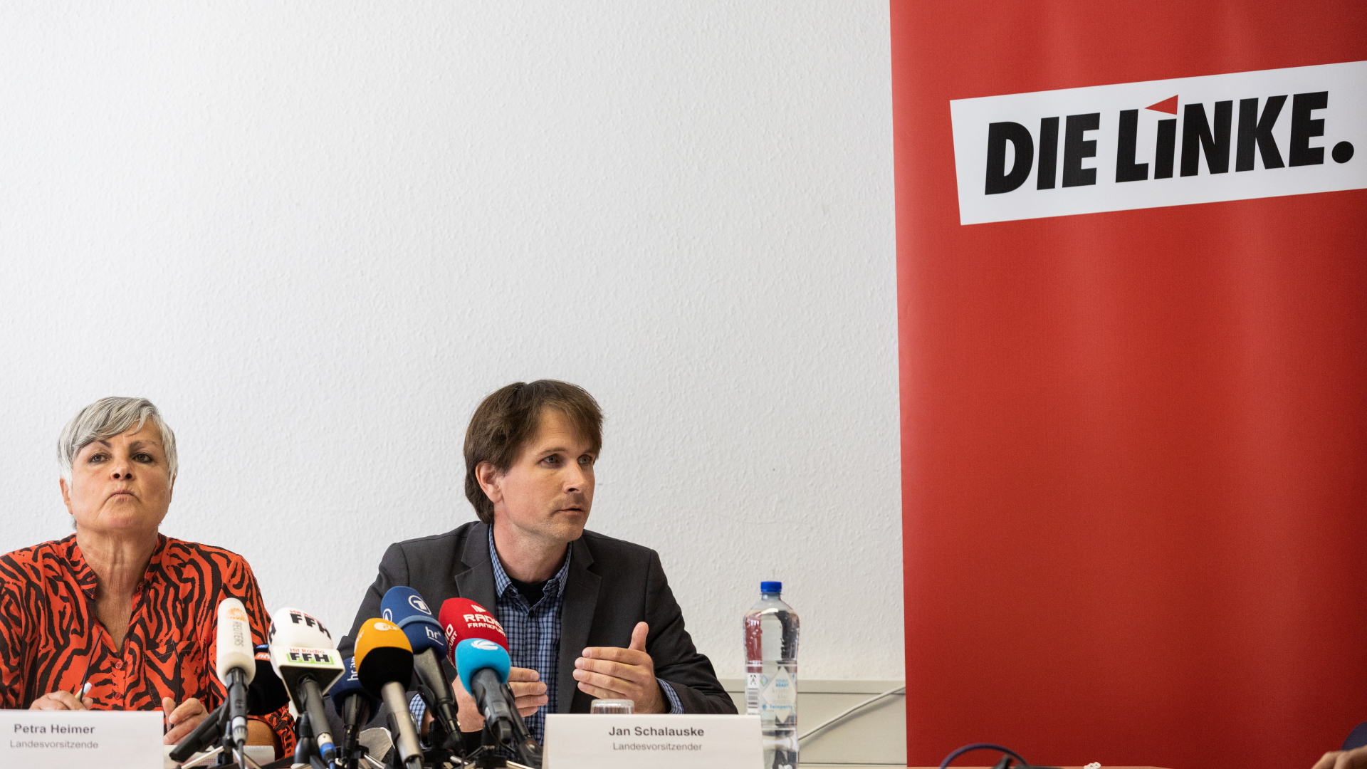 Petra Heimer und Jan Schalauske, hessische Landesvorsitzende der Partei Die Linke, geben eine Pressekonferenz. | dpa