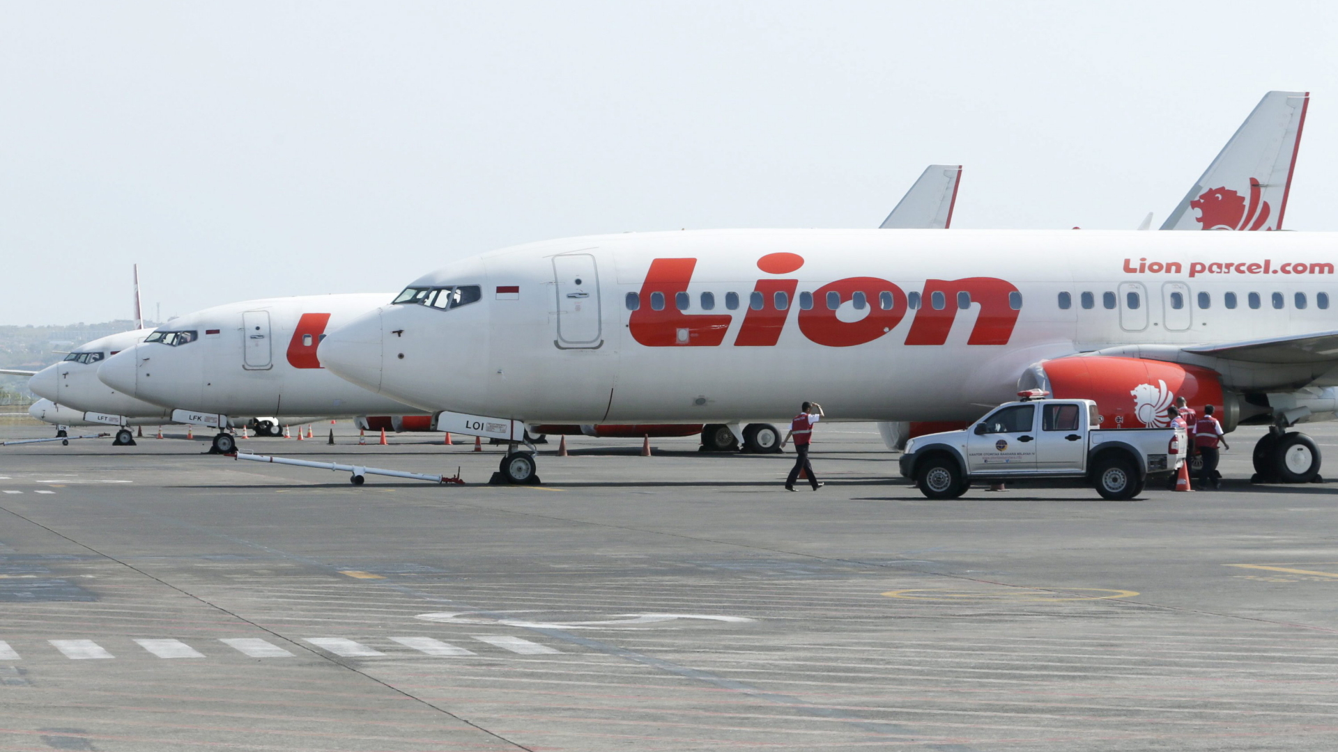 Flugzeuge der Fluggesellschaft Lion Air stehen auf dem International Airport auf Bali. | Bildquelle: dpa